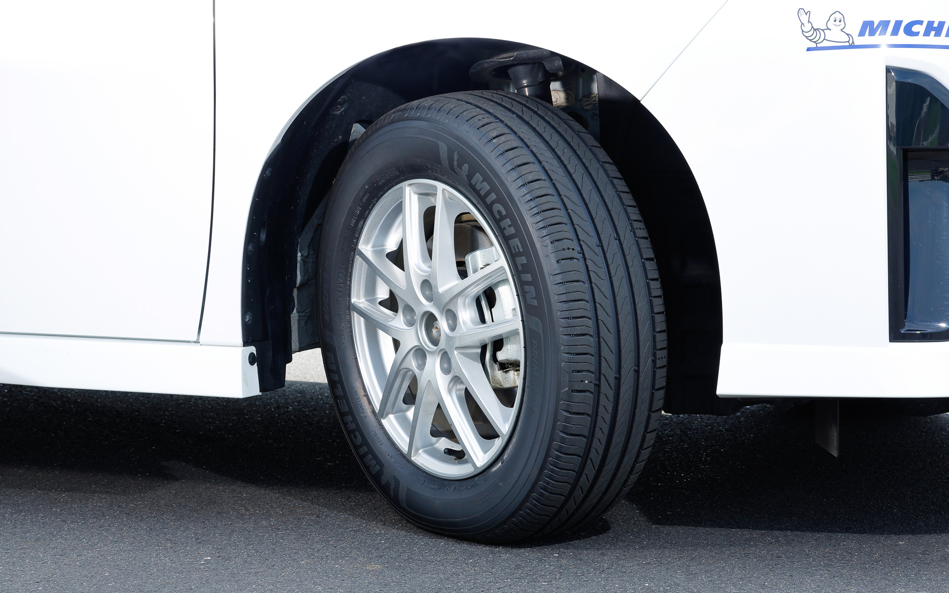 「プライマシー5」の主な採用技術としては、ショルダー側の縦溝の幅を広げて排水性能を向上させつつ、太い横溝と細い横溝を組み合わせることでブロックのエッジ数を増やし、静粛性を損なわずに排水性能・エッジ効果が向上する「LONG LASTING SCULPTURE（ロングラスティング スカルプチャー）」を採用。プライマシー 4＋に比べて、新品時および摩耗した状態のどちらでも溝の体積が10％以上増加した