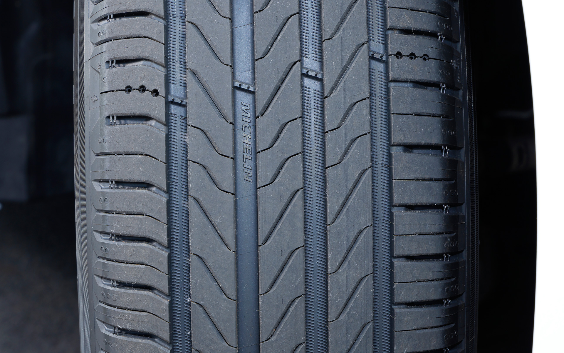 プライマシーシリーズの代表的な技術である「サイレントリブテクノロジー 」コンセプトを踏襲しつつ、3本のセンターリブに配置している横溝の両端部分が主溝に接続する角度の最適化を実施。この3世代目へと進化した「Silent rib gen-3（サイレントリブ ジェン-3）」により、各ブロックのエッジ部分の剛性が高まり、ブロックの振動を抑制し、ノイズ軽減および耐摩耗性を向上させたという