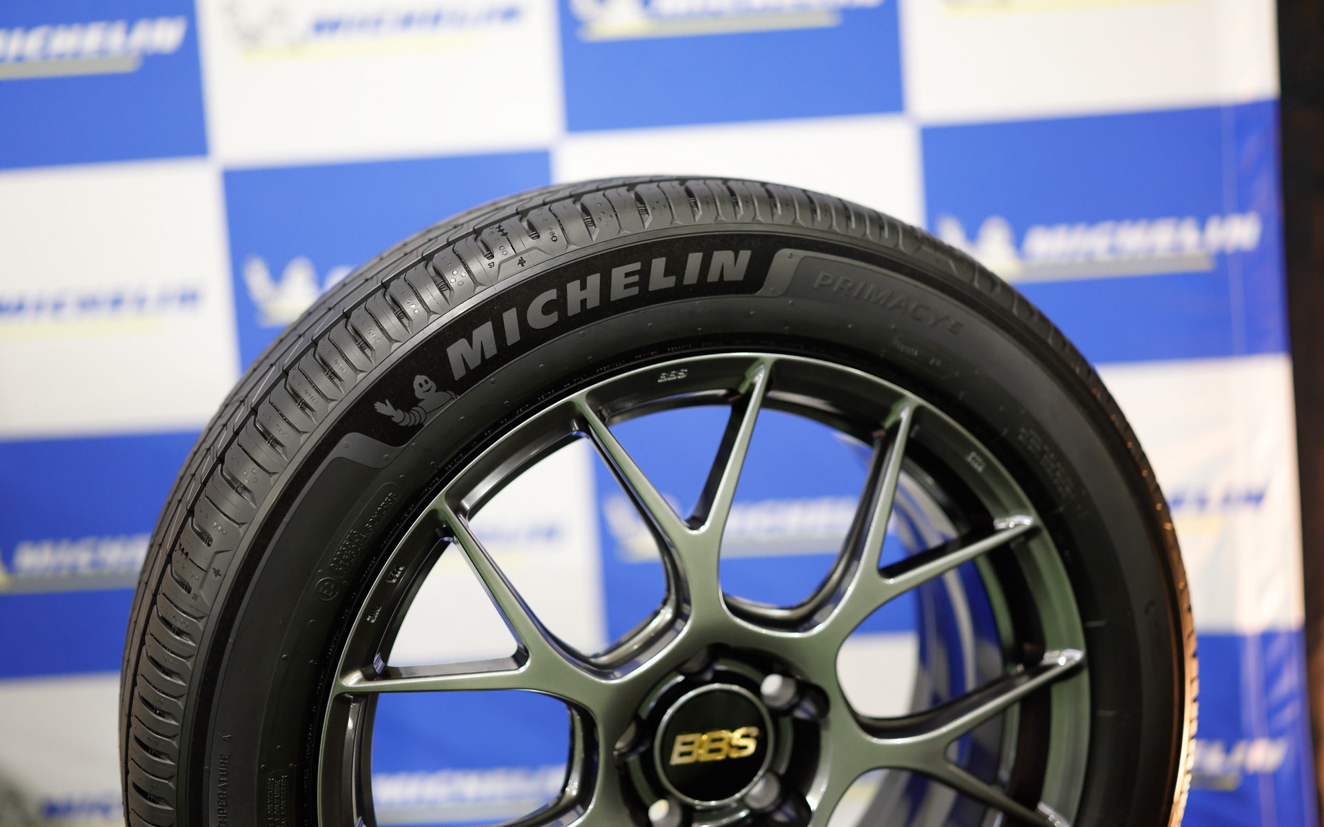 「プライマシー5」は濡れた路面での安心感が長く続く、環境にも配慮したプレミアムコンフォートタイヤ。「プライマシー4＋」と「プライマシー SUV＋」の後継モデルで、コンパクトカー、セダン、ミニバン、SUVと幅広い車種に対応する。16インチ～20インチまでの全42サイズを展開