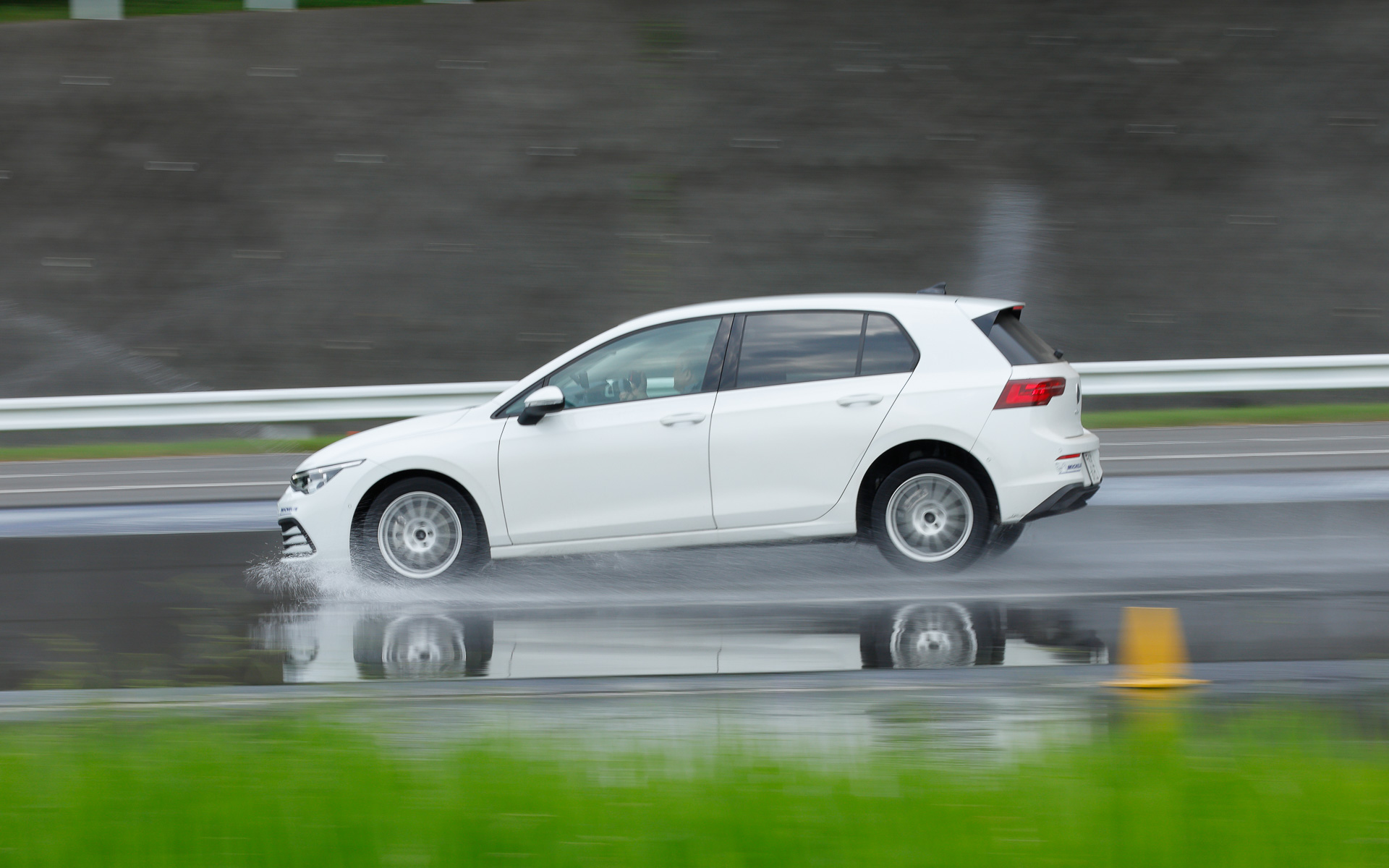 残溝2mmまで減らした状態の「プライマシー5」でウエットブレーキテスト