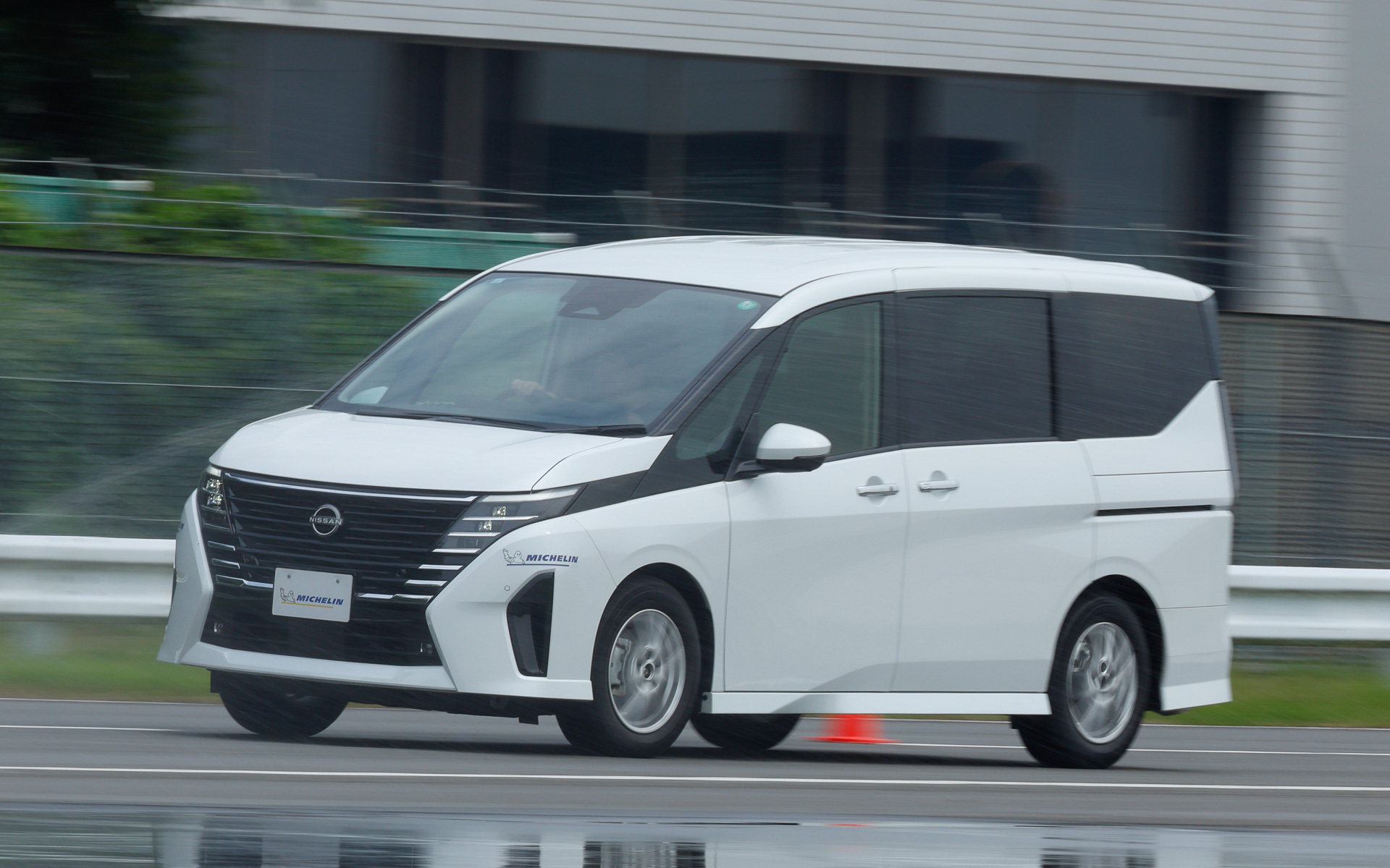 まずはセレナでテストコースの外周路を走行