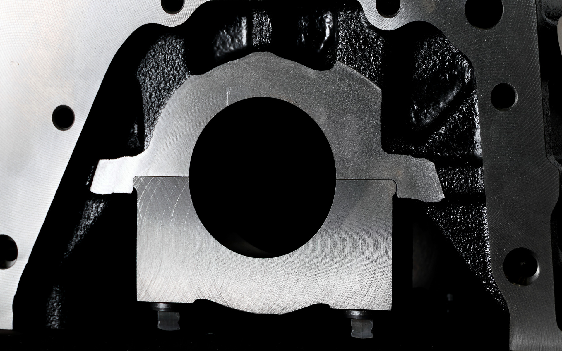 クランクシャフト部はオリジナルの4A-GE型より厚めに仕上げてある