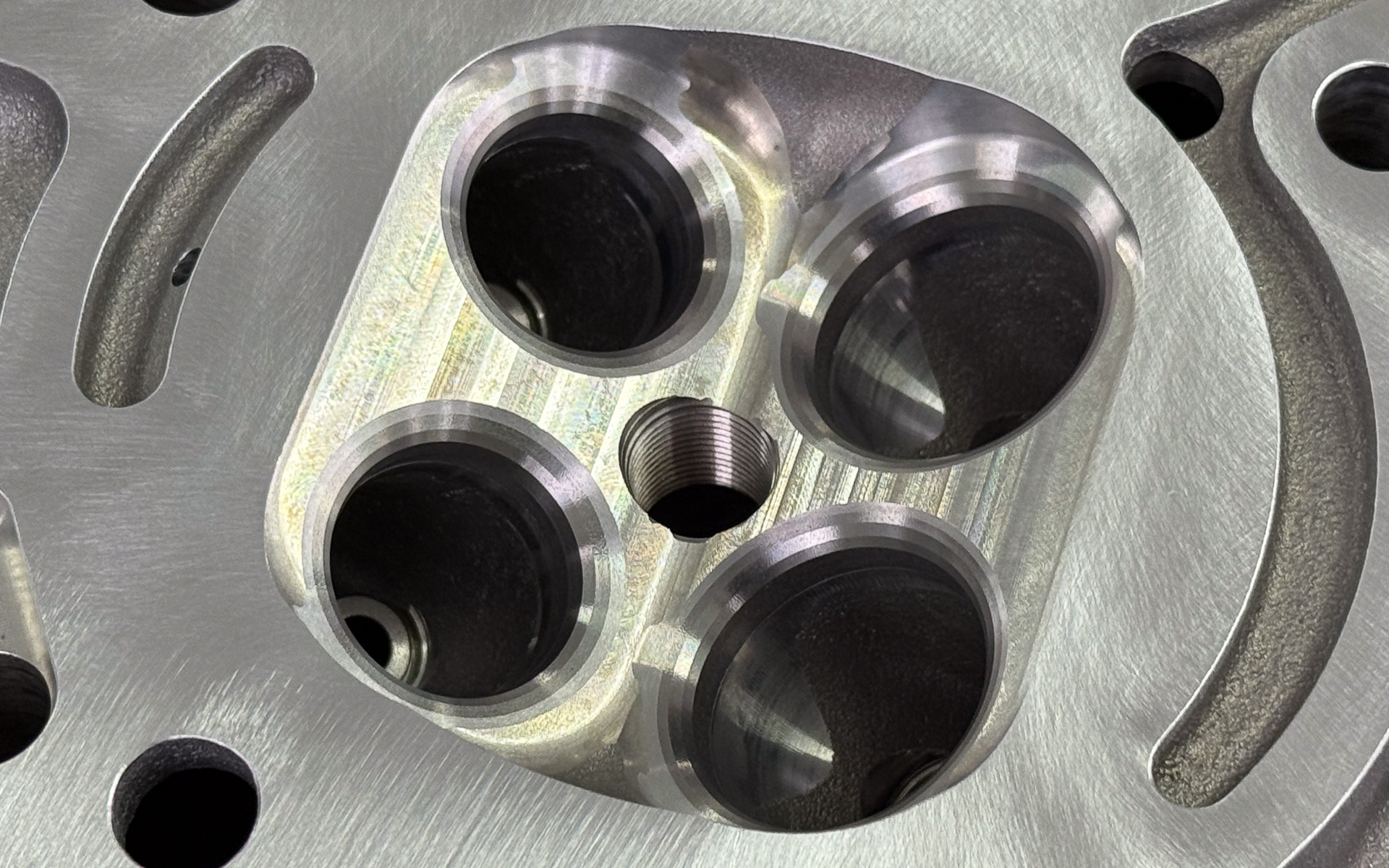 燃焼室はNCによって平滑化の加工がされている