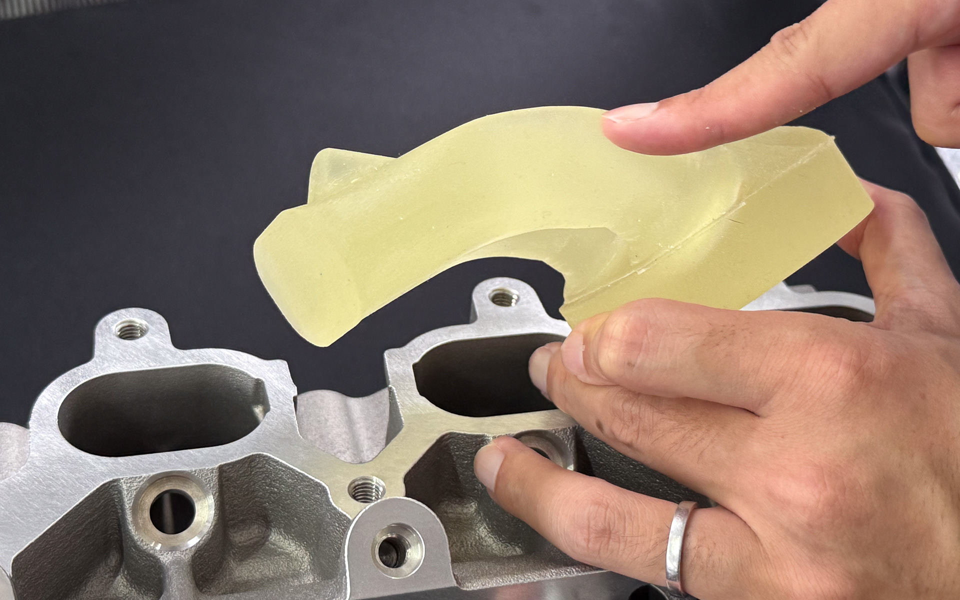 シリコン製のものはAE92型後期に搭載された4A-GE型エンジンの吸気ポートを型取りしたもの。この型をベースに復刻版の吸気ポートが設計された