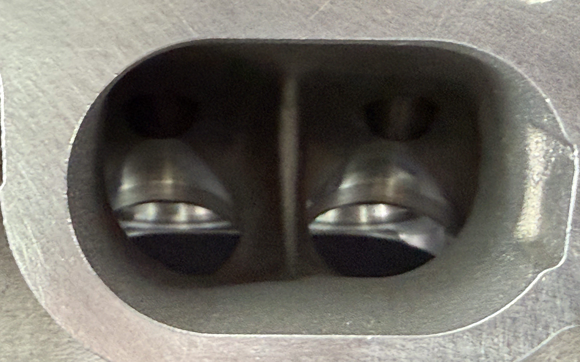 復刻版ではAE92型後期搭載の4A-GEより強いタンブル流を発生するように吸気ポート形状を変更した