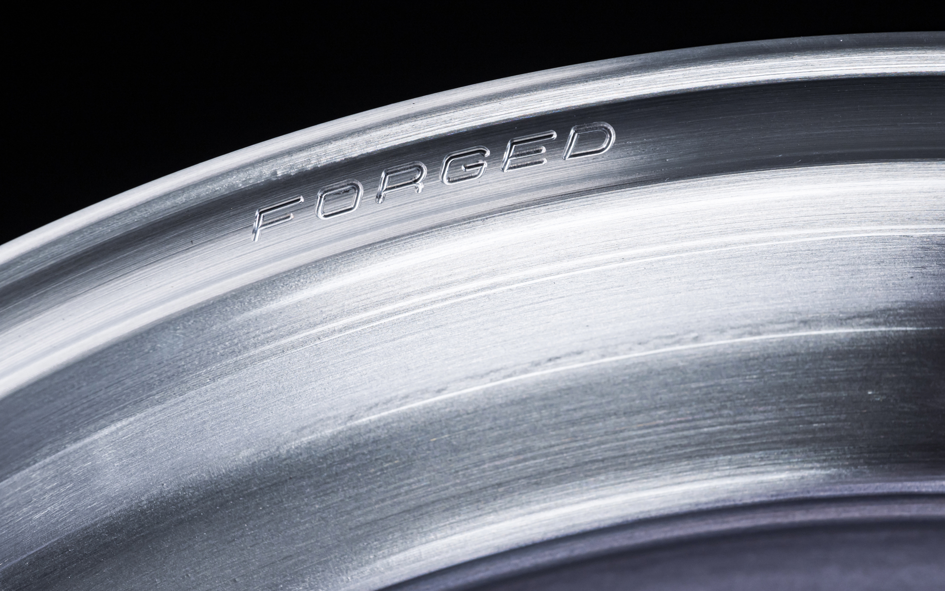 アルミ本来の素材感を引き出す「A.S.T. ブラッシュド」