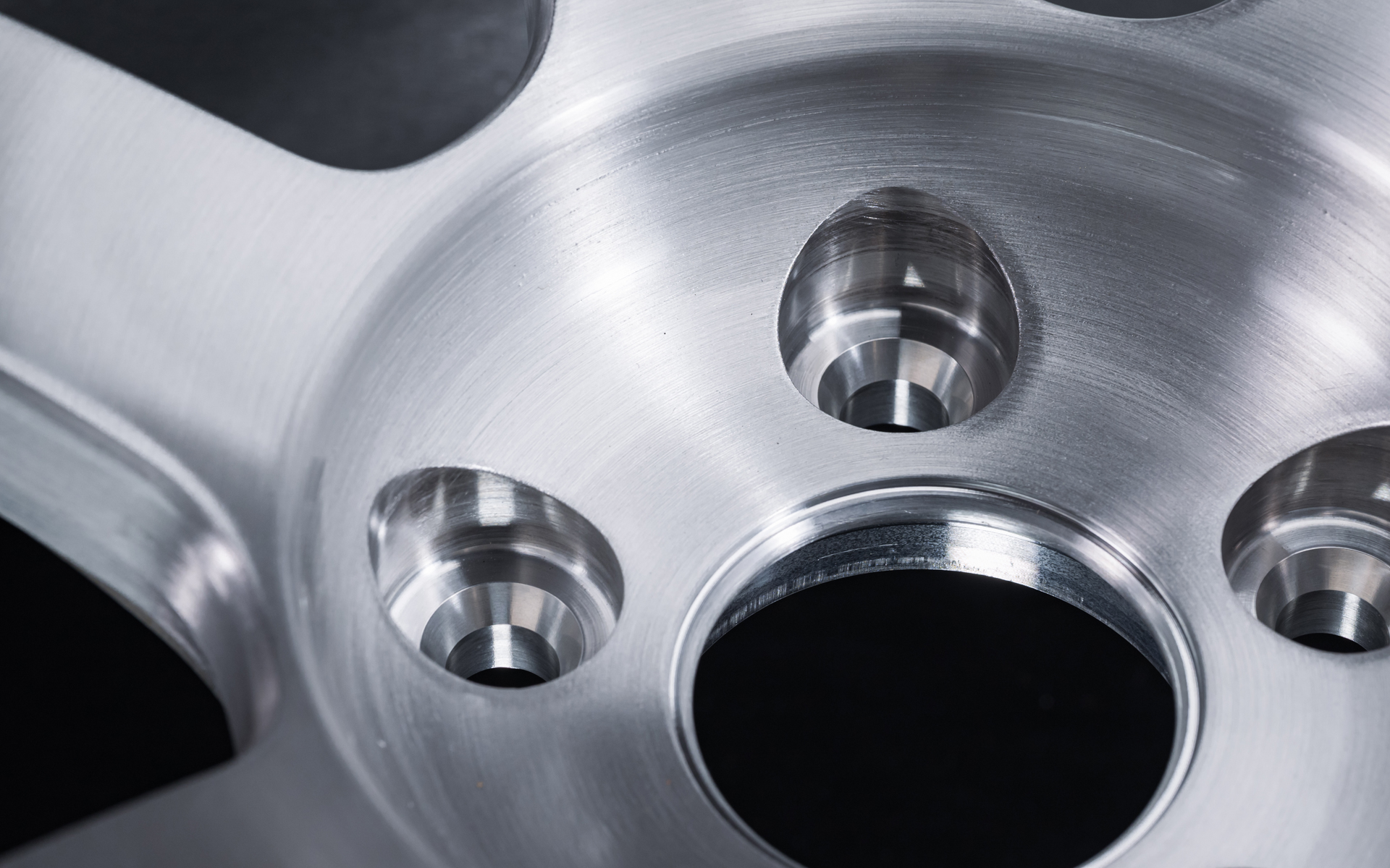 アルミ本来の素材感を引き出す「A.S.T. ブラッシュド」