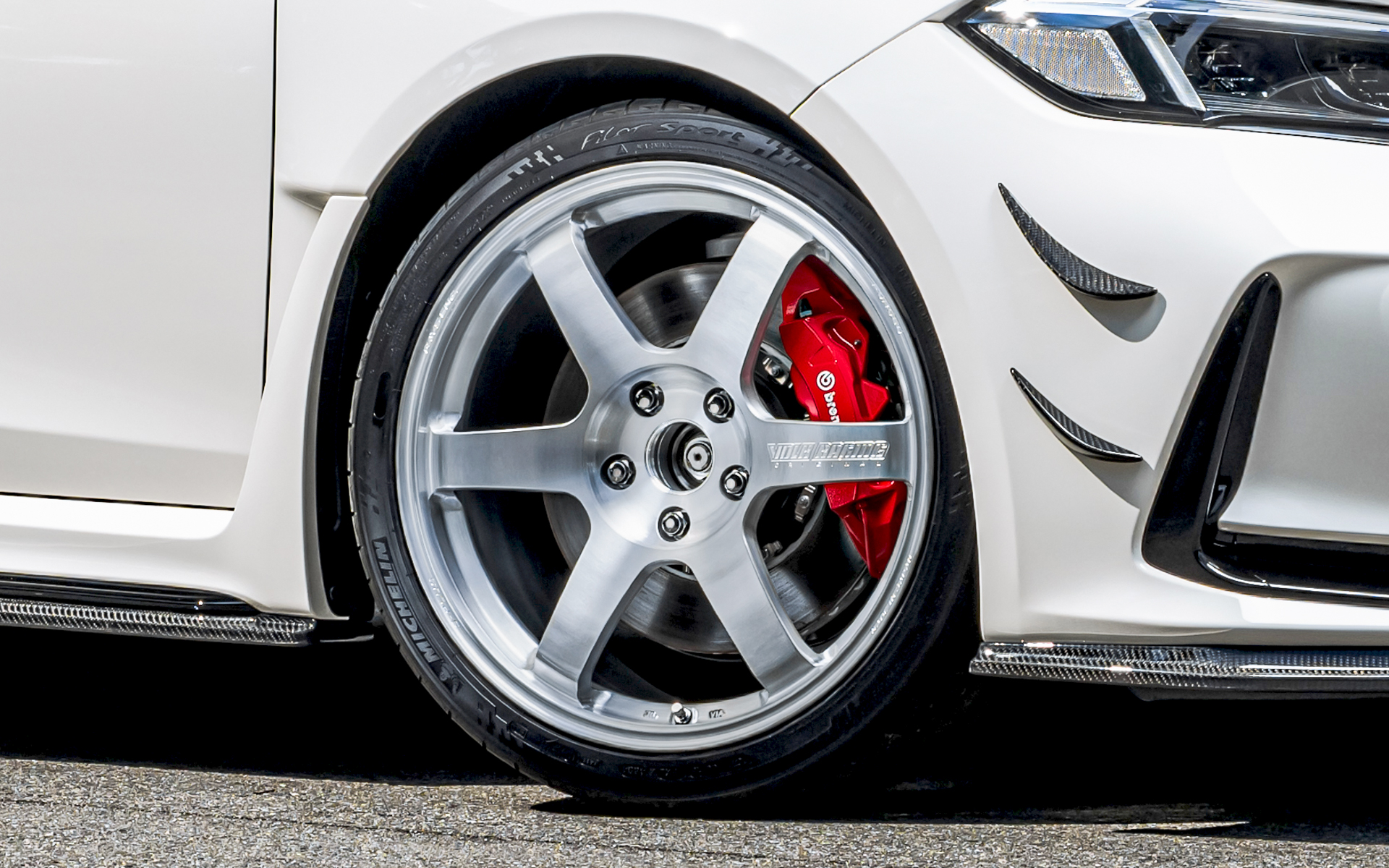 レイズのスポーツホイールブランド「ボルクレーシング」を代表するアルミ鍛造1ピースホイール「TE37」シリーズ