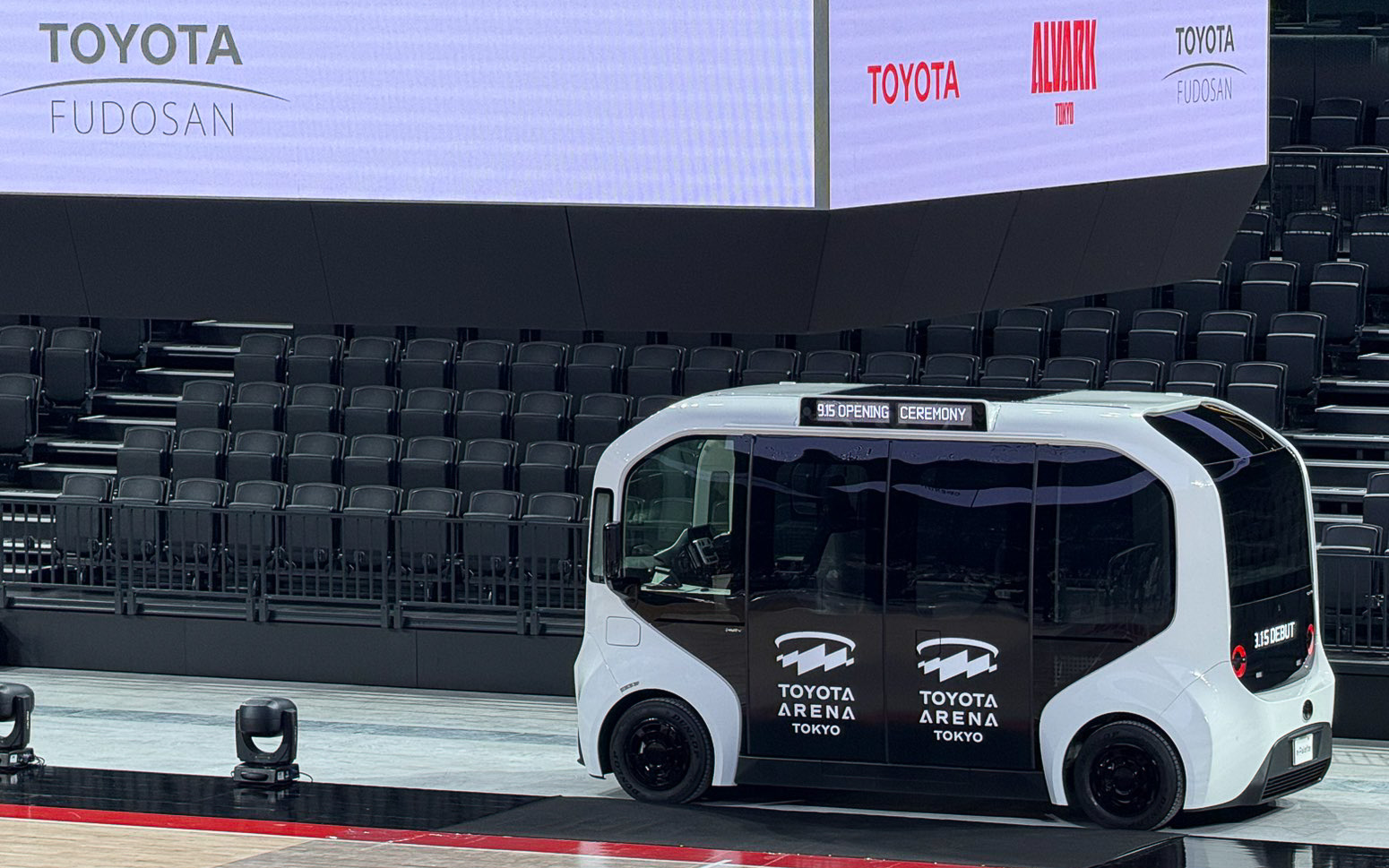 開業式典に参加する選手を乗せて登場したモビリティサービスEV「イーパレット」。9月15日に発売したことを豊田章男会長が発表した