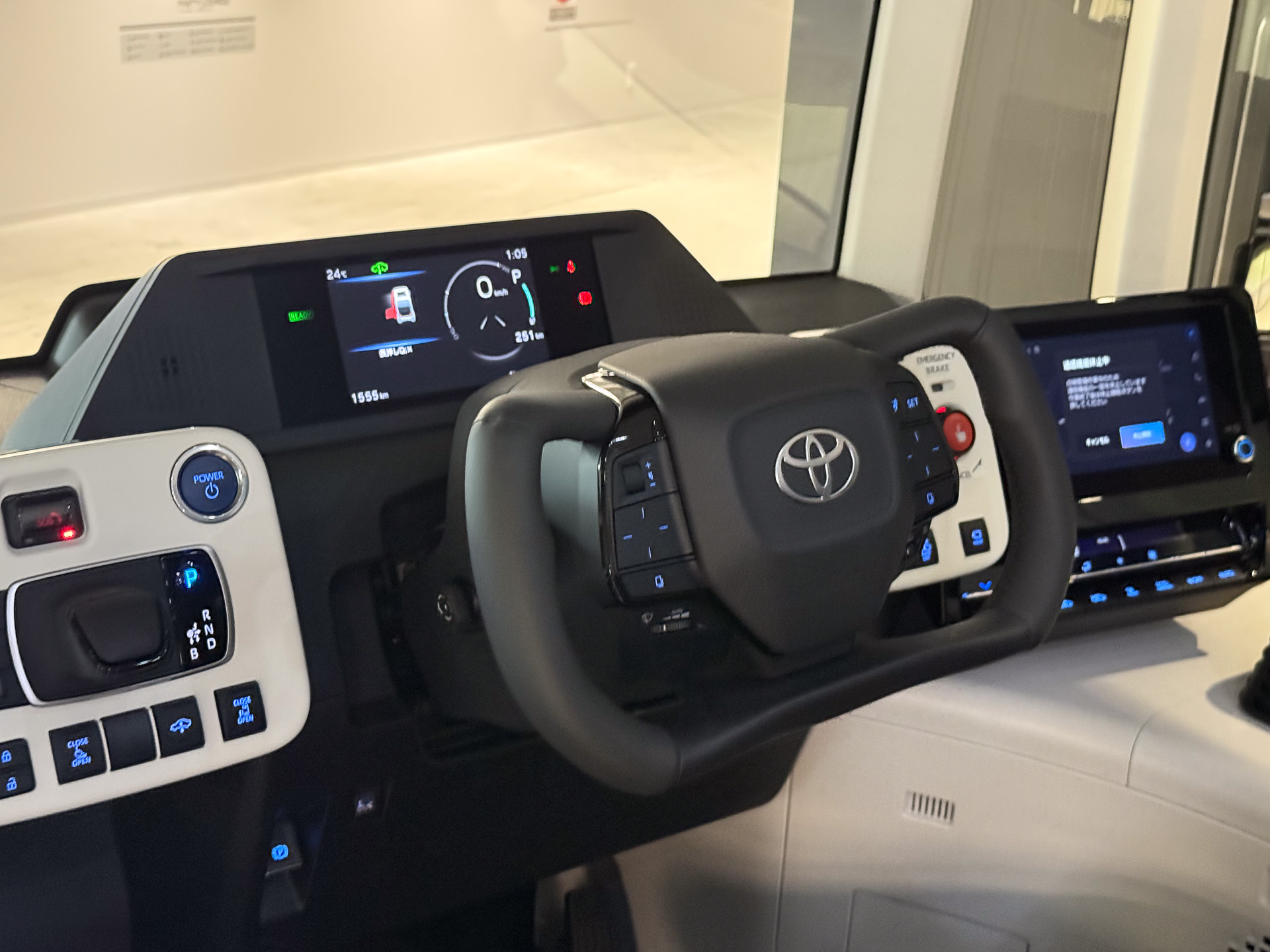 発売となったイーパレットが装備するステアバイワイヤの異形ステアリング。最小回転半径6.5mの操作に寄与する