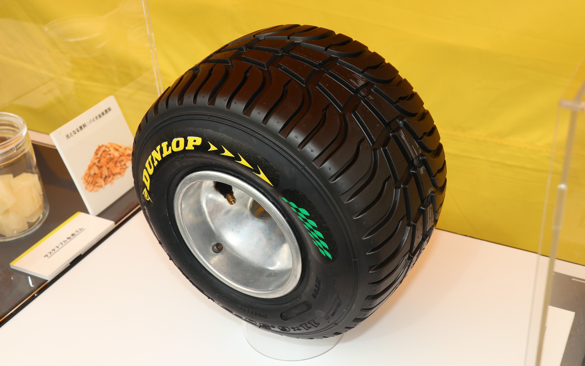 サイドウォールにグリーンのチェッカー模様を入れて「サステイナブルレースタイヤ」であることをアピール