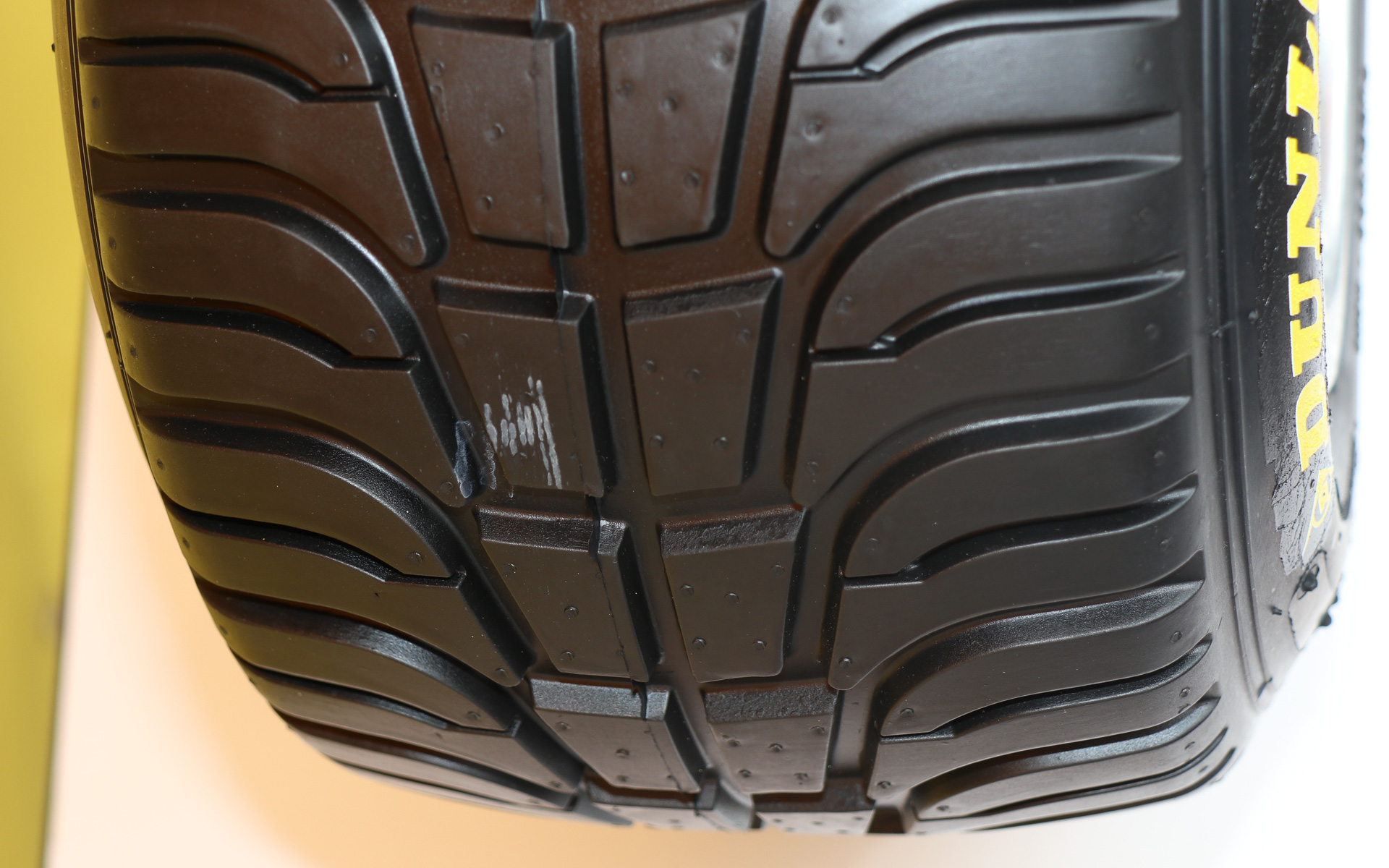 ウェットタイヤなので排水用のグルーブ（溝）を備える