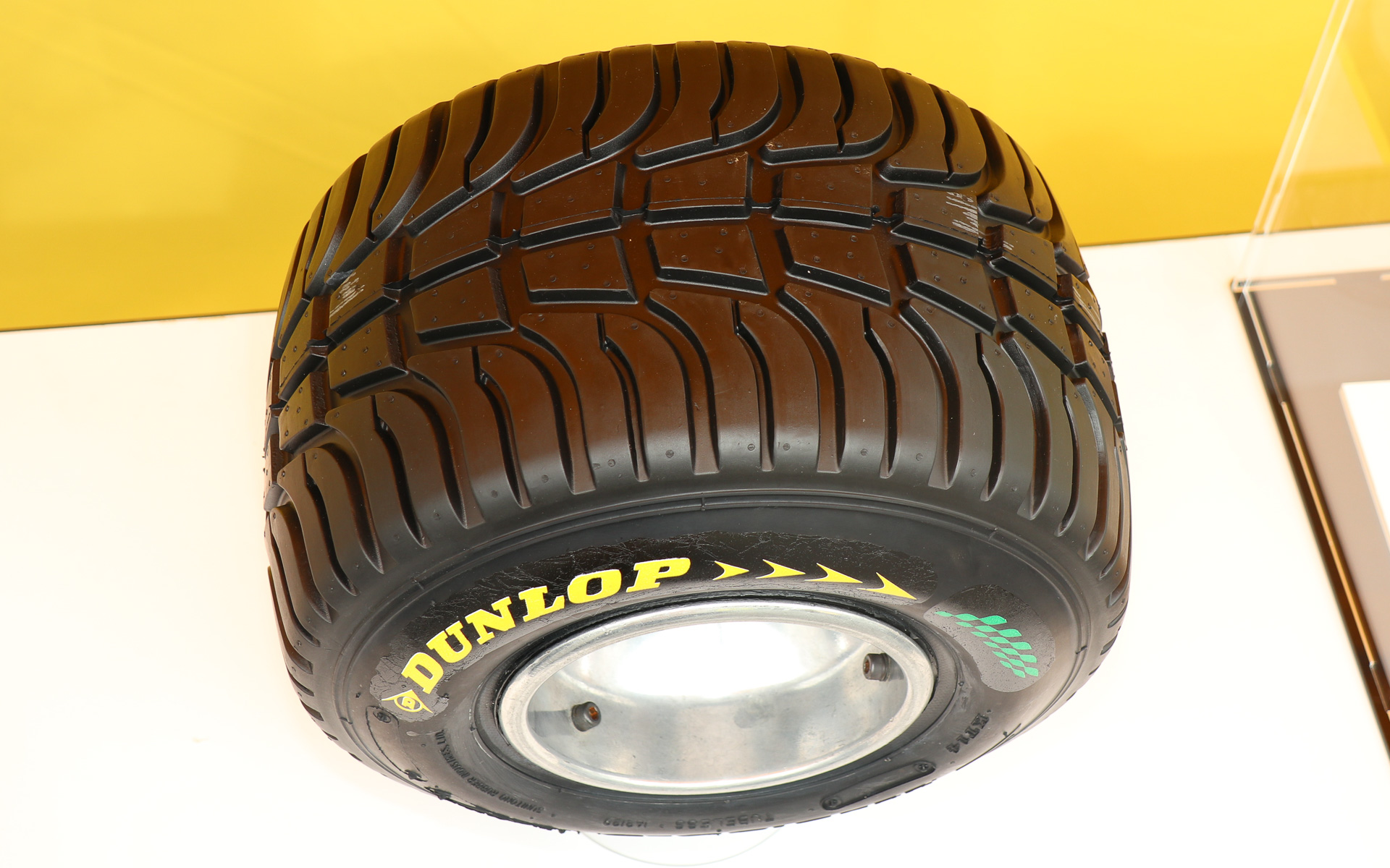 ウェットタイヤなので排水用のグルーブ（溝）を備える