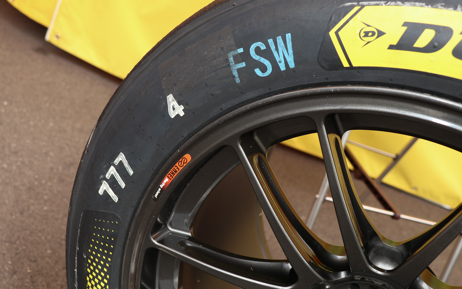 使用品のサイドウォールには、レース前にオフィシャルが確認したことを示すブルーのマーキングや供給車両である777号車のナンバー、右後輪の装着用であると指定するRRの文字とチームスタッフが間違えないよう手書きした矢印などが入っていた