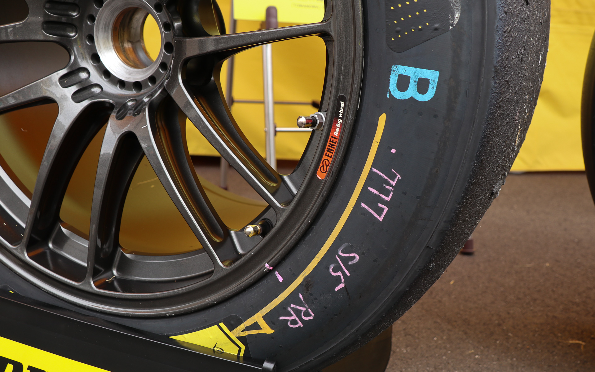 使用品のサイドウォールには、レース前にオフィシャルが確認したことを示すブルーのマーキングや供給車両である777号車のナンバー、右後輪の装着用であると指定するRRの文字とチームスタッフが間違えないよう手書きした矢印などが入っていた