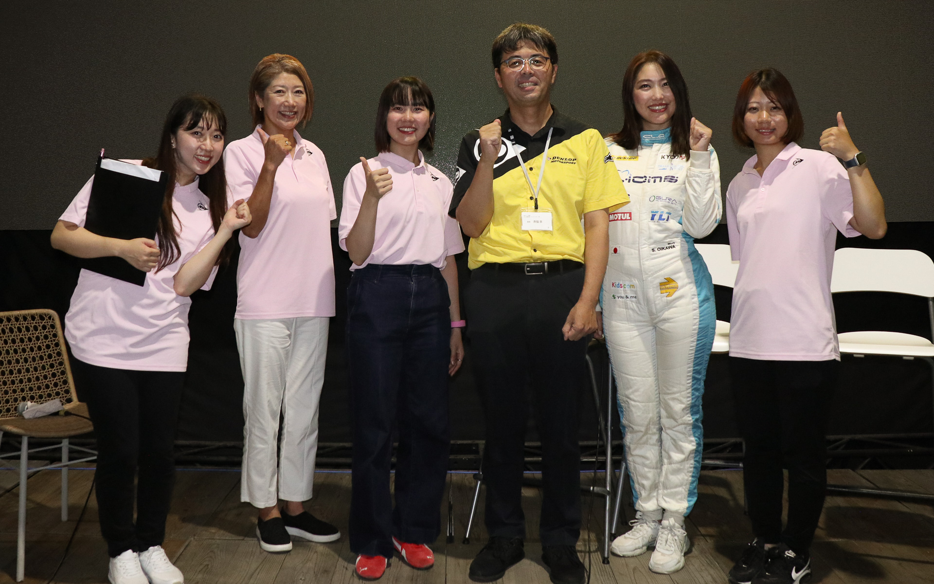 トークショー終了後には斉脇部長も交えて記念撮影が行なわれた