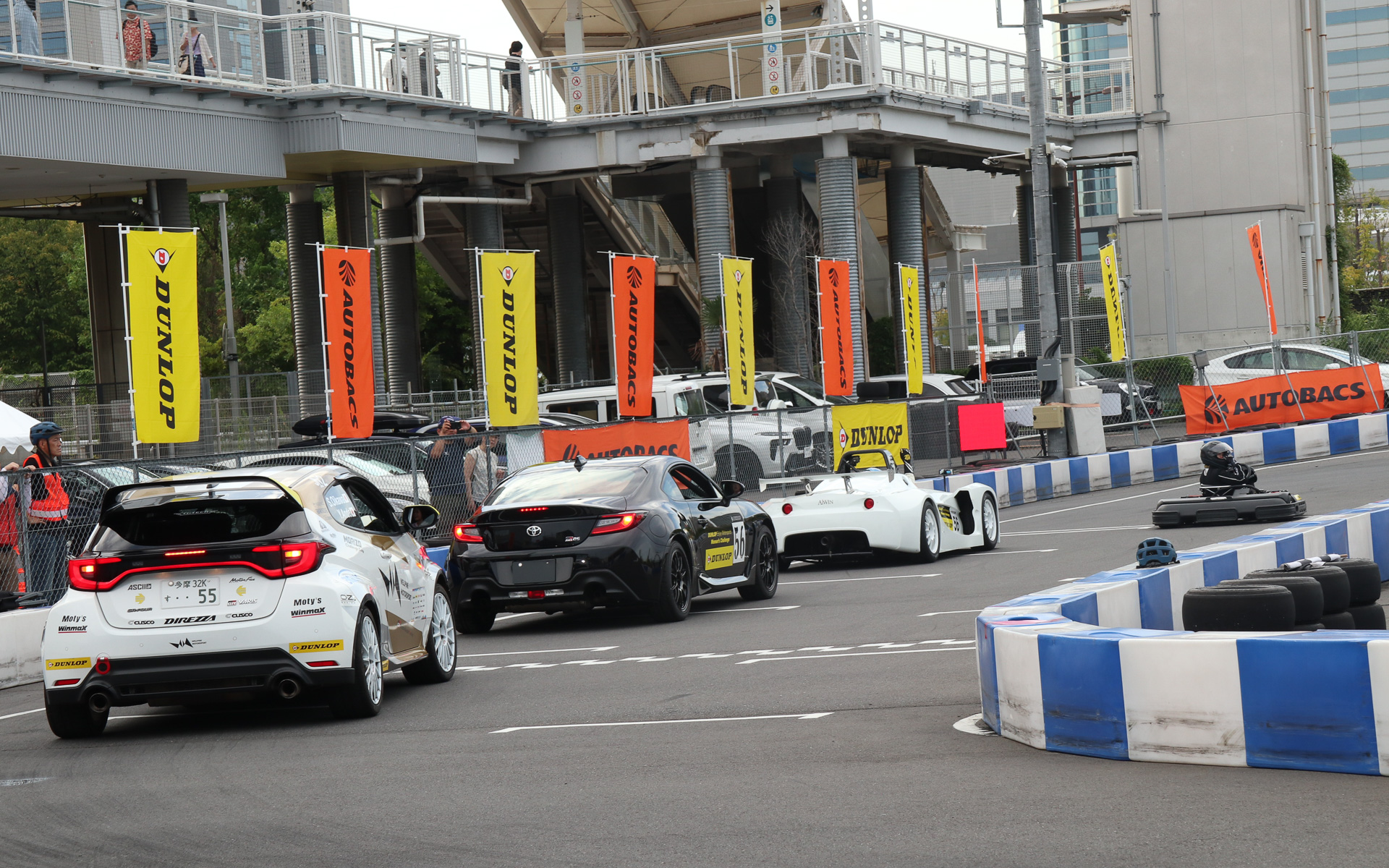 ダンロップの展示車両はレース合間のコースでパレードランも披露した