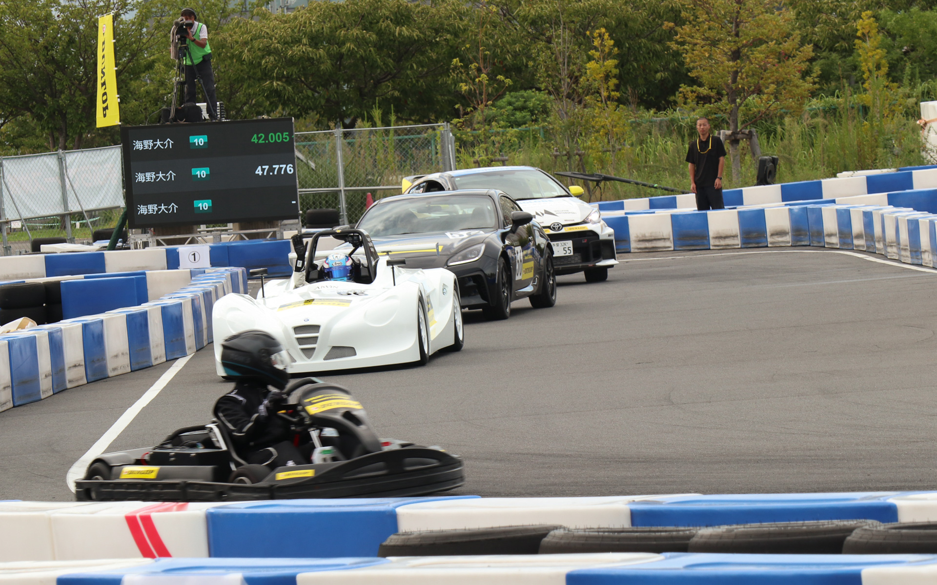 ダンロップの展示車両はレース合間のコースでパレードランも披露した