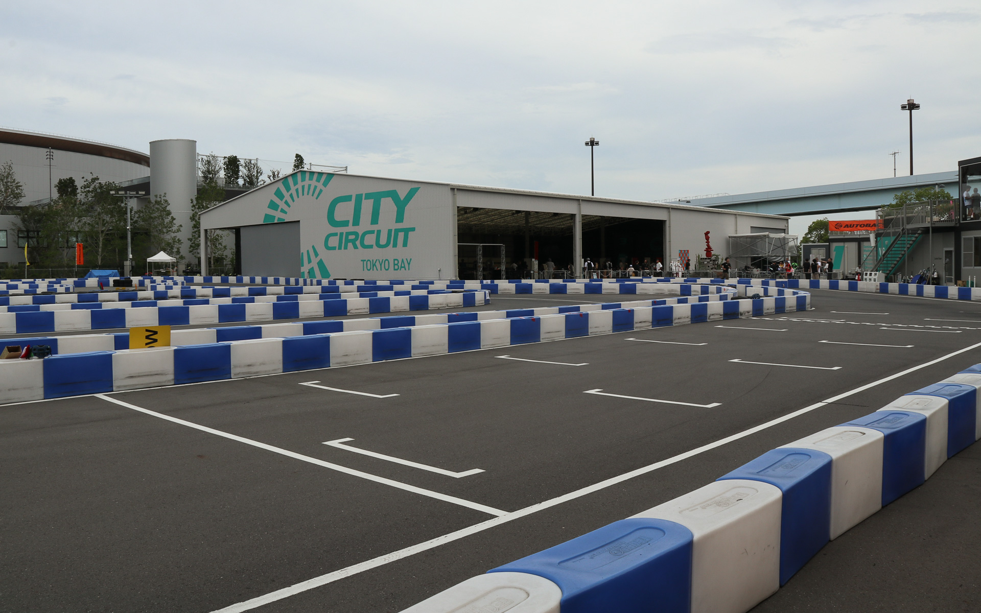 会場となったシティサーキット東京ベイはかつてトヨタ自動車のテーマパーク「MEGA WEB（メガウェブ）」があった跡地を利用して作られている
