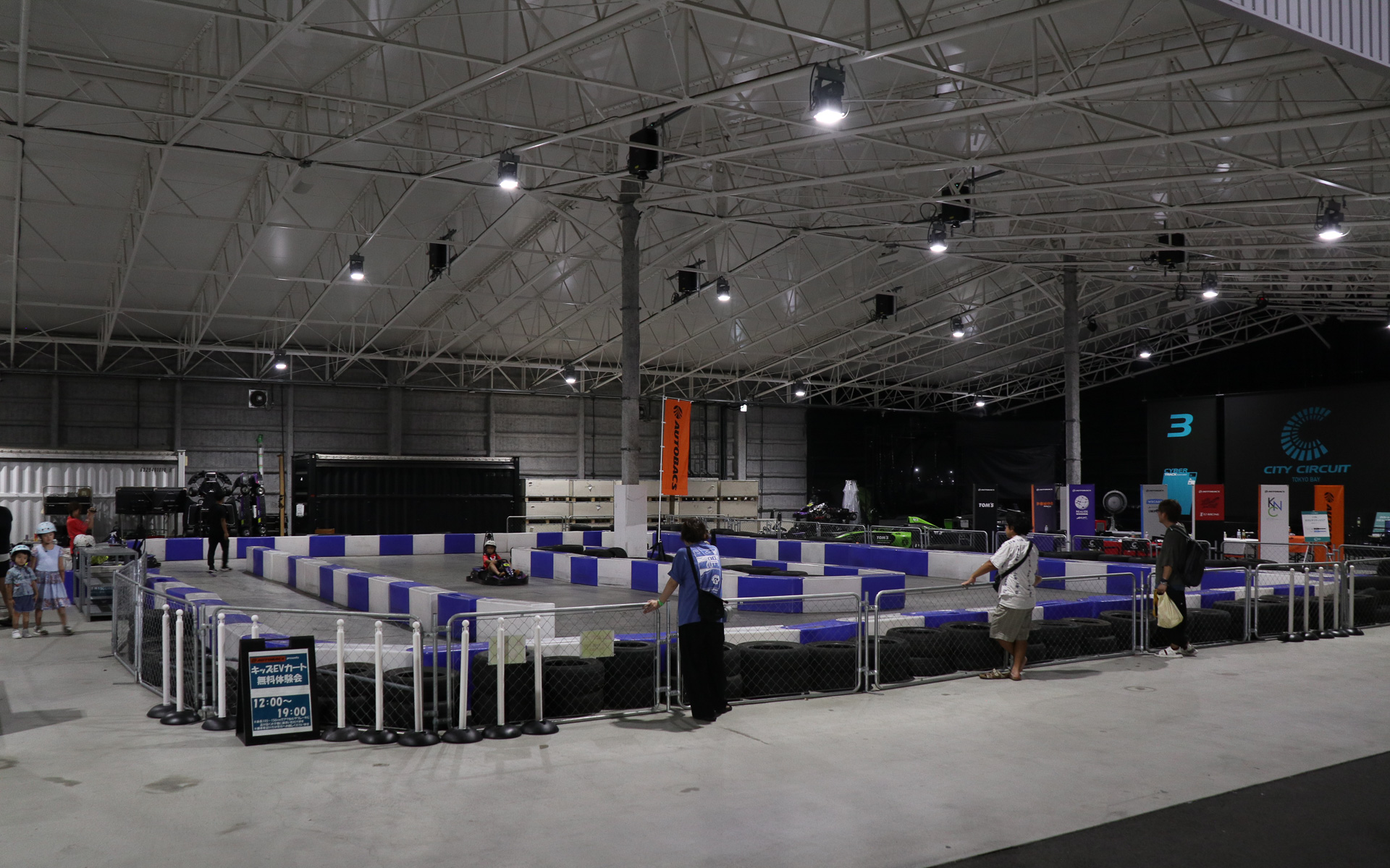 全長400mの屋外コース「SKY TRACK」に加え、屋内スペースにキッズEVカート用のコースを展開している