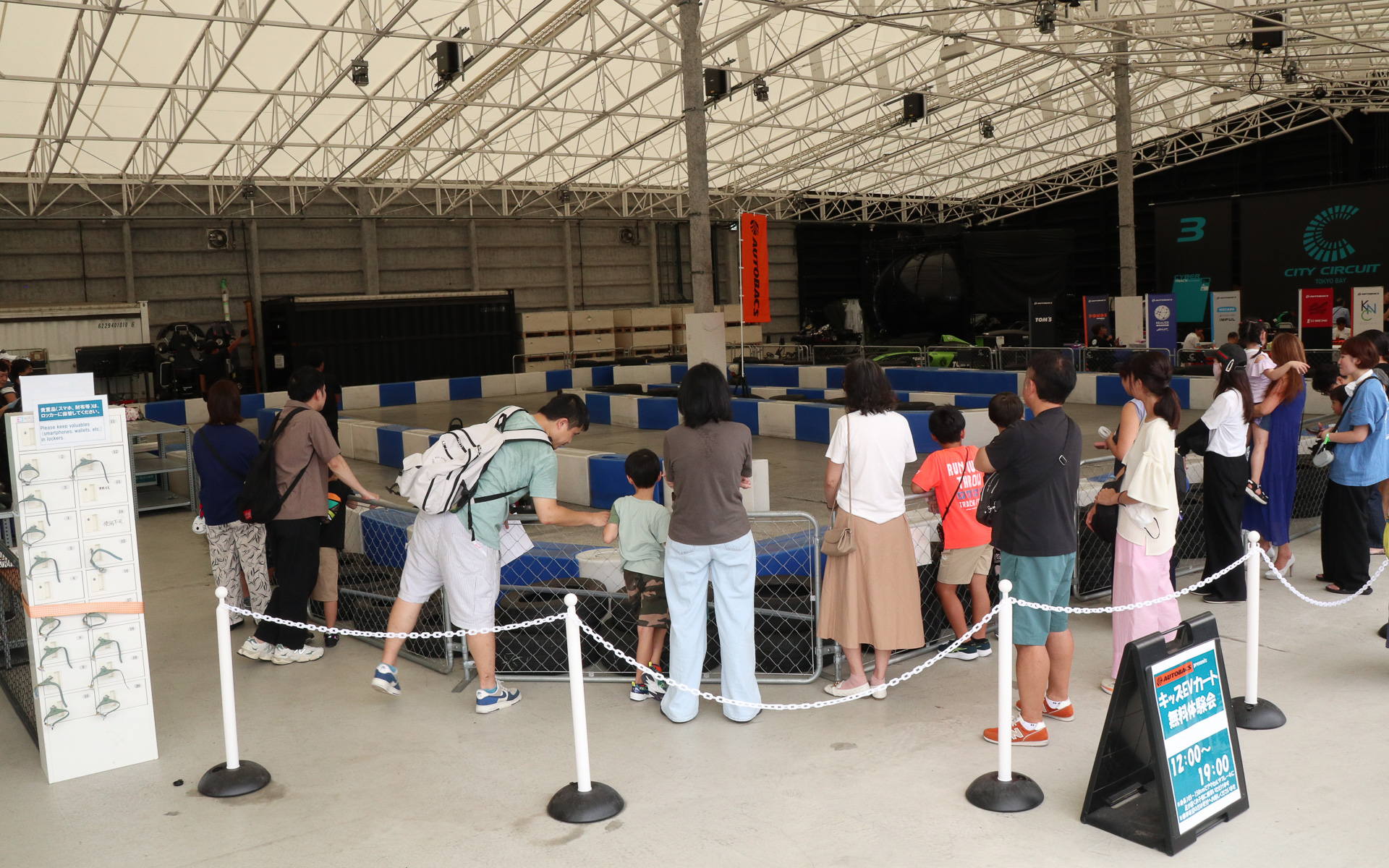 キッズEVカートの無料体験会も実施され、多くの親子連れが列を作ってBEVカートの走りを楽しんだ