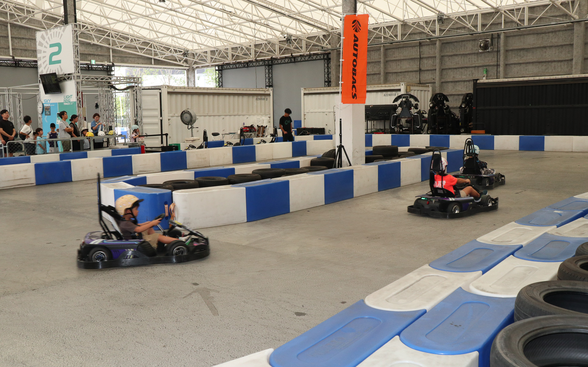 キッズEVカートの無料体験会も実施され、多くの親子連れが列を作ってBEVカートの走りを楽しんだ