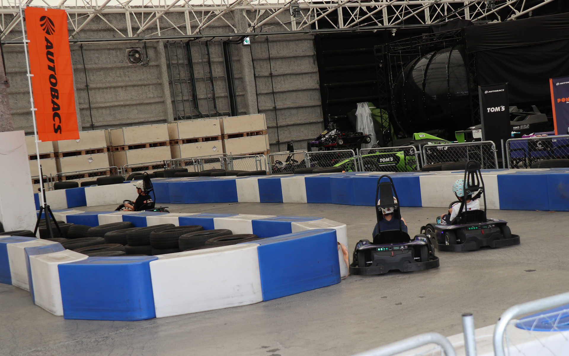 キッズEVカートの無料体験会も実施され、多くの親子連れが列を作ってBEVカートの走りを楽しんだ