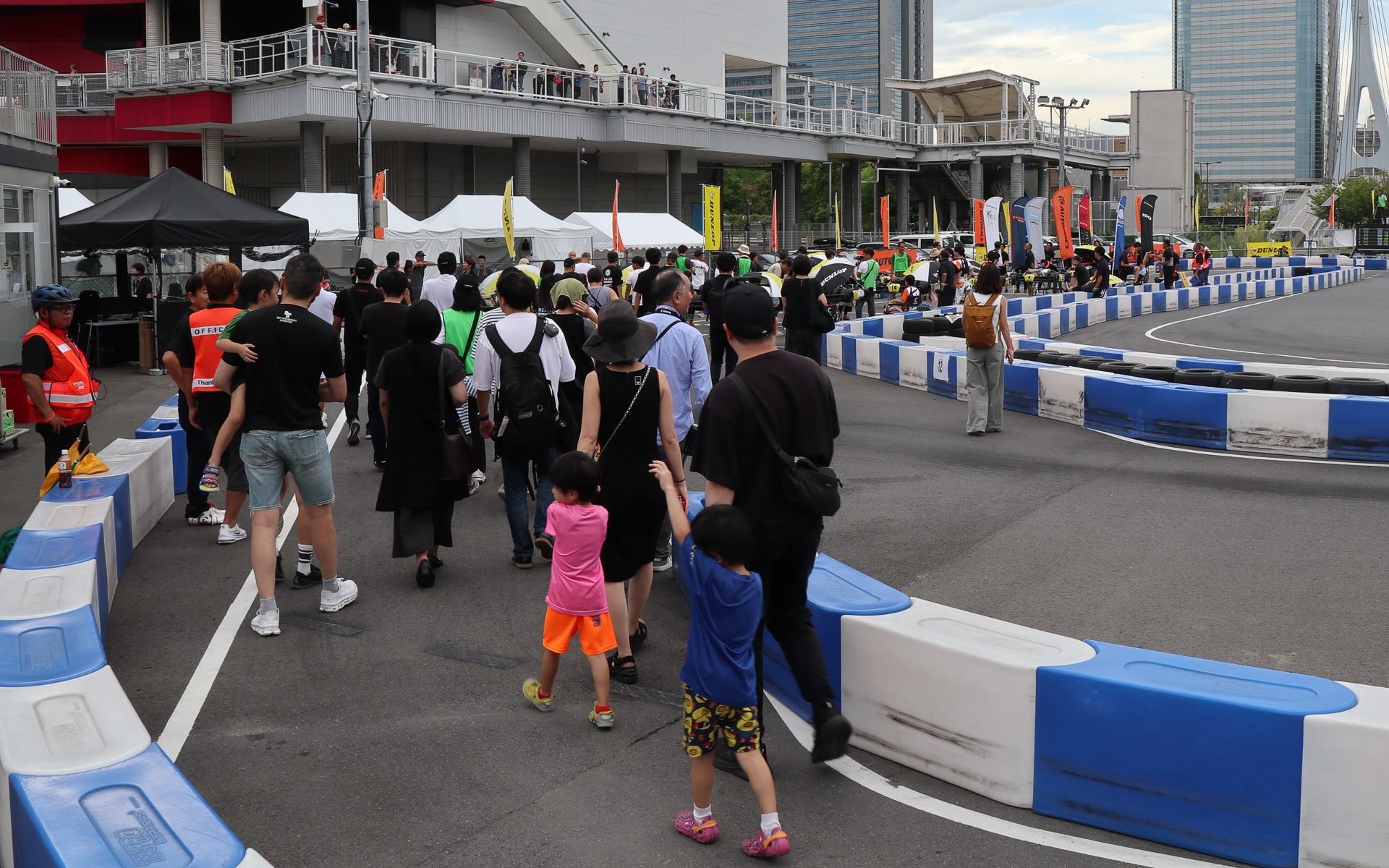 グリッドウォークでは列を作って待っていた多くのファンがホームストレートまで進み、選手たちと記念撮影したりサインを書いてもらったりしながら交流。レース中はコース脇や青海駅に接続する連絡橋の上などから静かで白熱したバトルを楽しんでいた