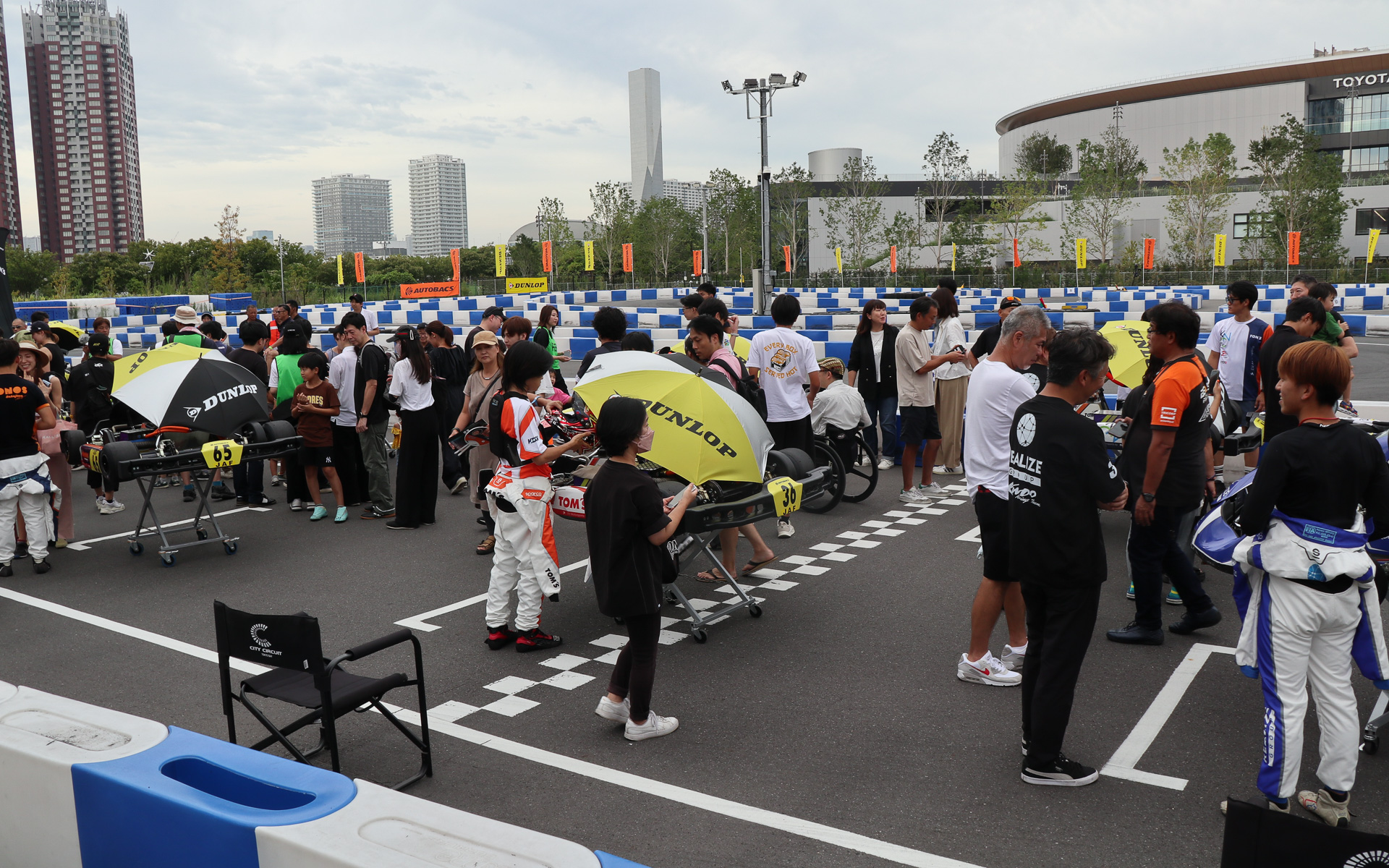 グリッドウォークでは列を作って待っていた多くのファンがホームストレートまで進み、選手たちと記念撮影したりサインを書いてもらったりしながら交流。レース中はコース脇や青海駅に接続する連絡橋の上などから静かで白熱したバトルを楽しんでいた