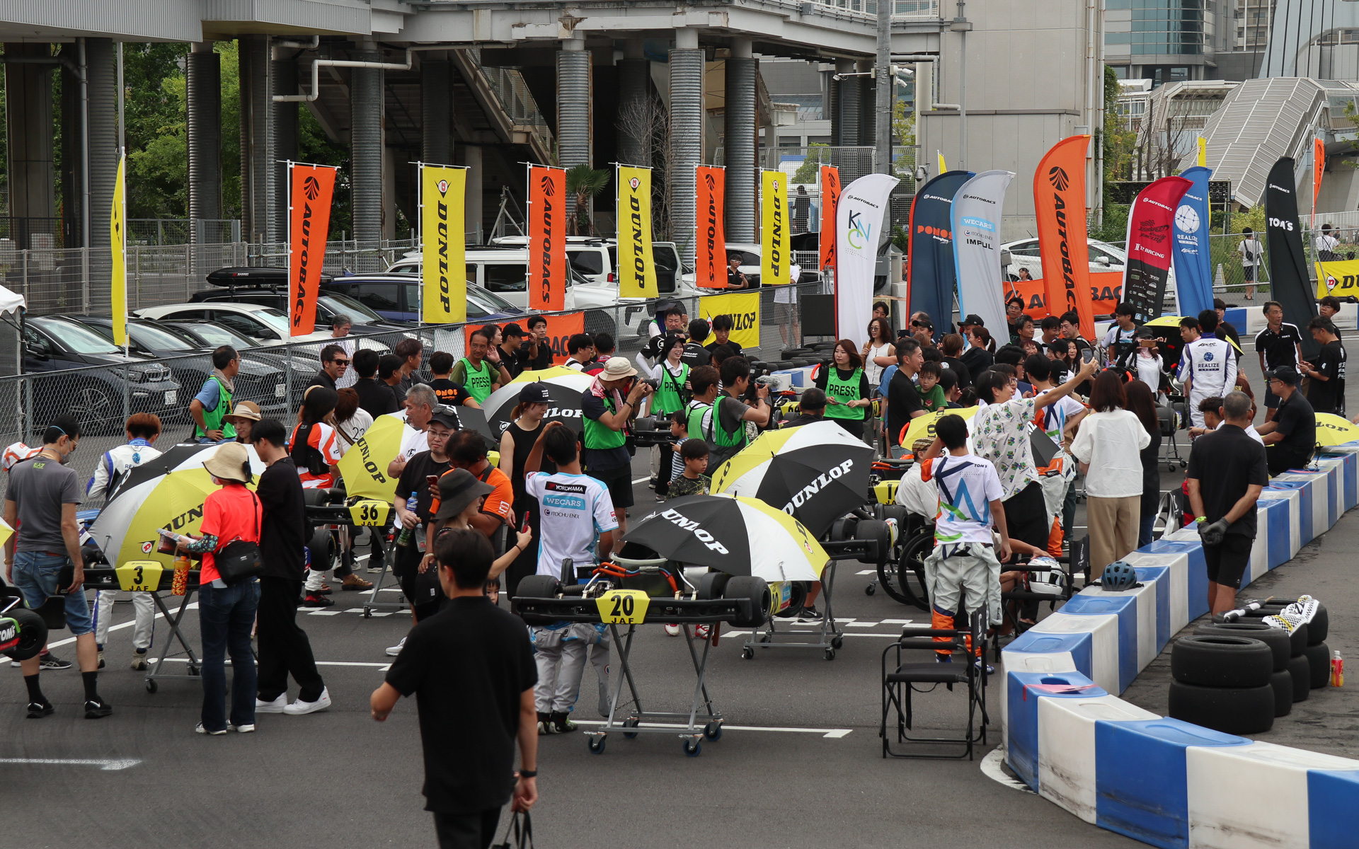 グリッドウォークでは列を作って待っていた多くのファンがホームストレートまで進み、選手たちと記念撮影したりサインを書いてもらったりしながら交流。レース中はコース脇や青海駅に接続する連絡橋の上などから静かで白熱したバトルを楽しんでいた