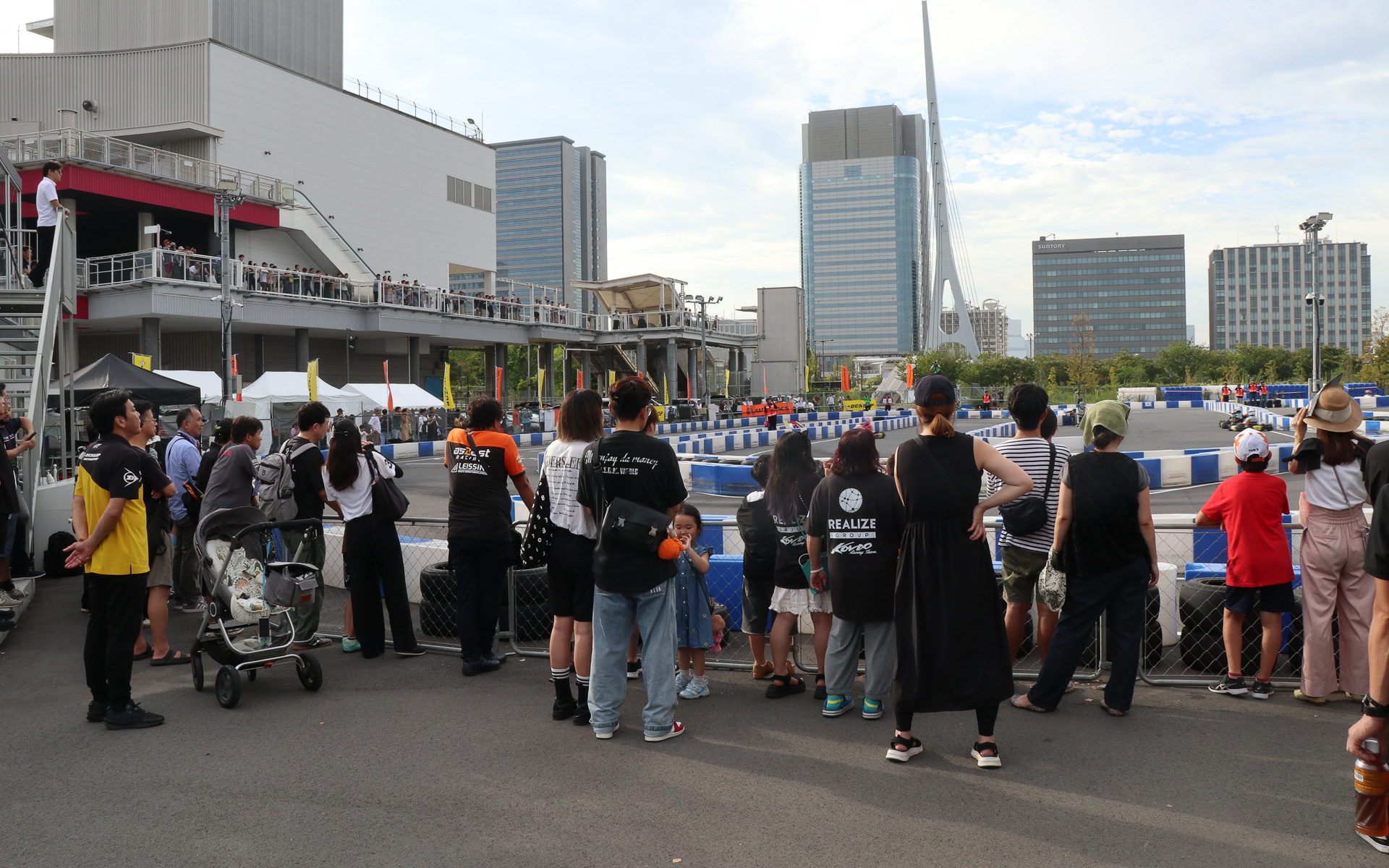 グリッドウォークでは列を作って待っていた多くのファンがホームストレートまで進み、選手たちと記念撮影したりサインを書いてもらったりしながら交流。レース中はコース脇や青海駅に接続する連絡橋の上などから静かで白熱したバトルを楽しんでいた