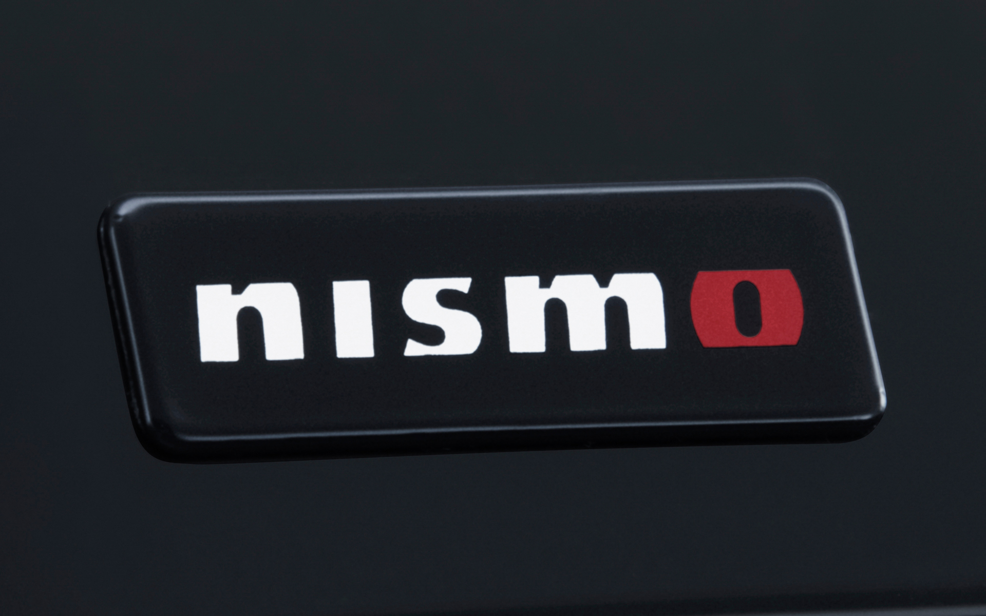 フロントドアのバイザーには「NISMO」エンブレムが配される