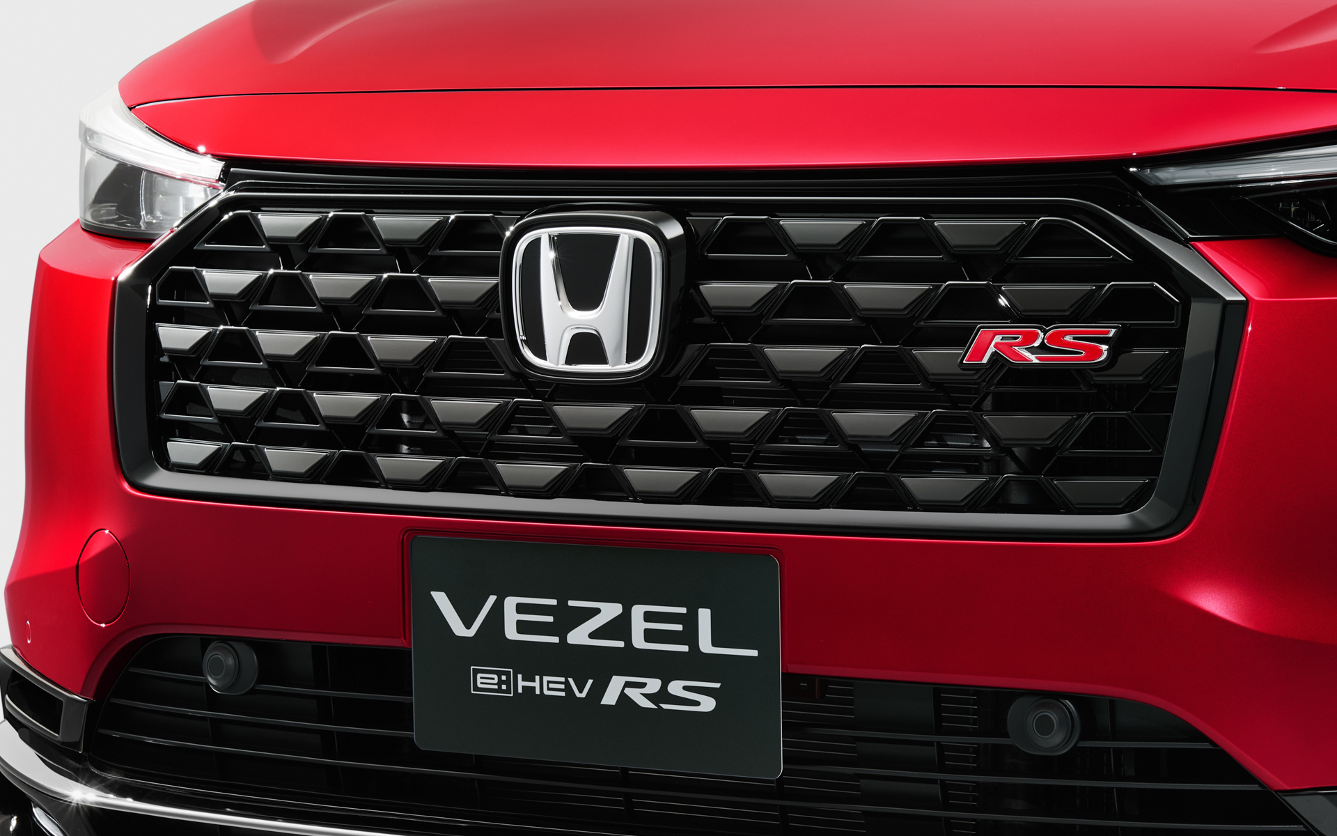 専用フロントグリルや、RSエンブレム、フロント・リアバンパーモールディングなどを採用