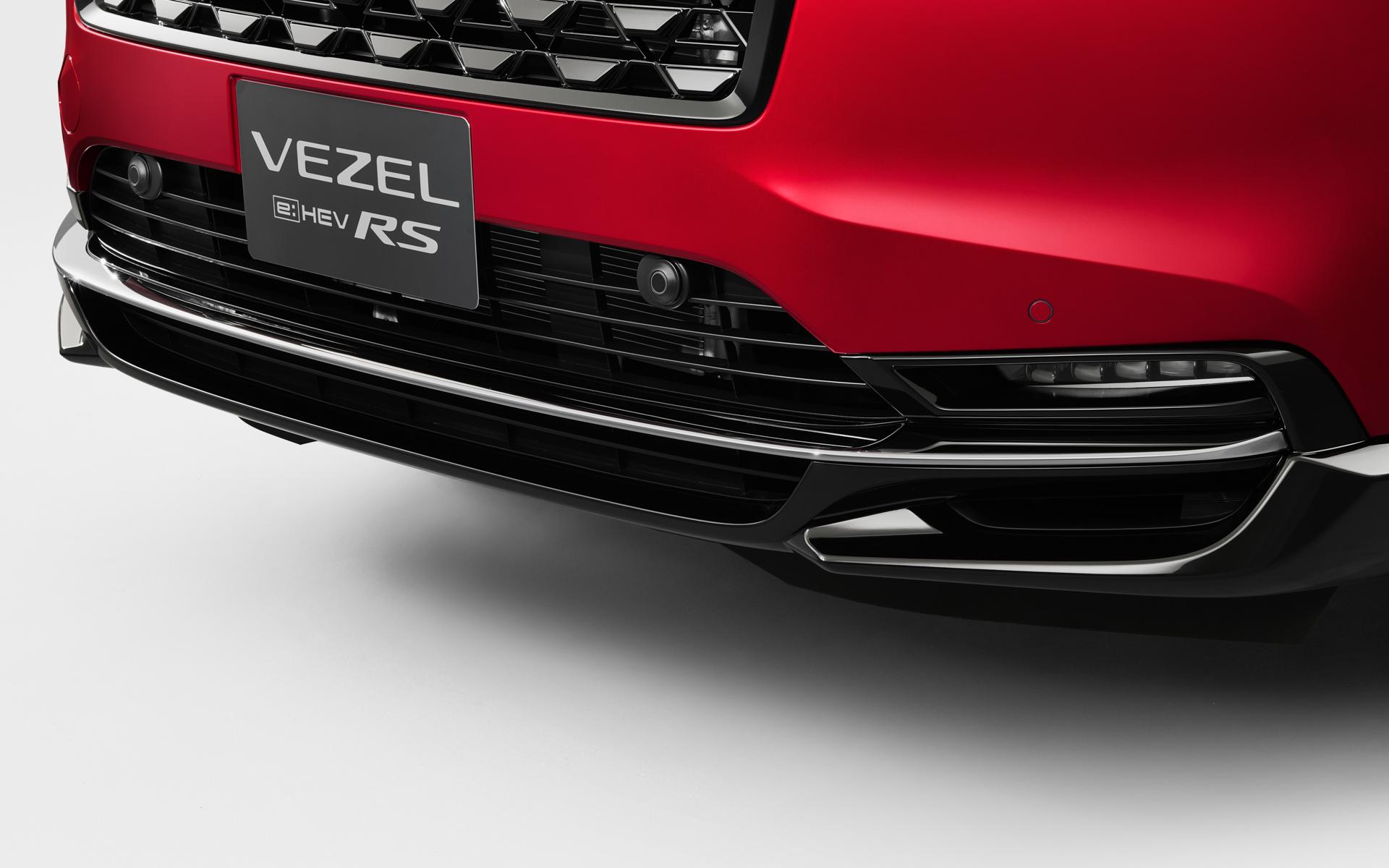 専用フロントグリルや、RSエンブレム、フロント・リアバンパーモールディングなどを採用