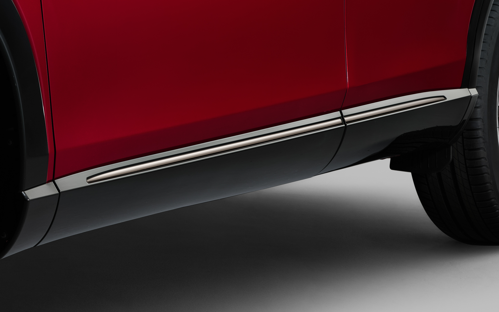 専用フロントグリルや、RSエンブレム、フロント・リアバンパーモールディングなどを採用