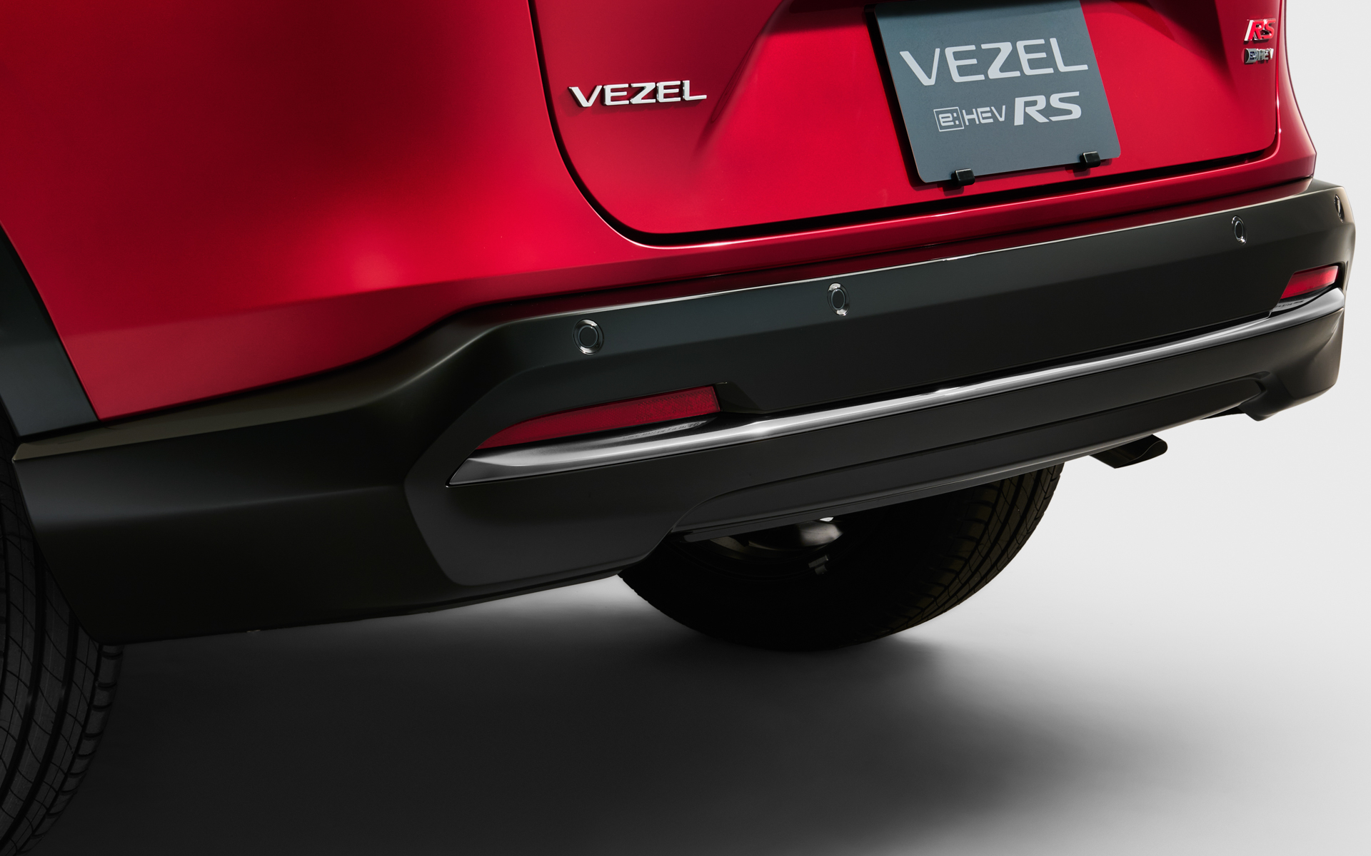 専用フロントグリルや、RSエンブレム、フロント・リアバンパーモールディングなどを採用