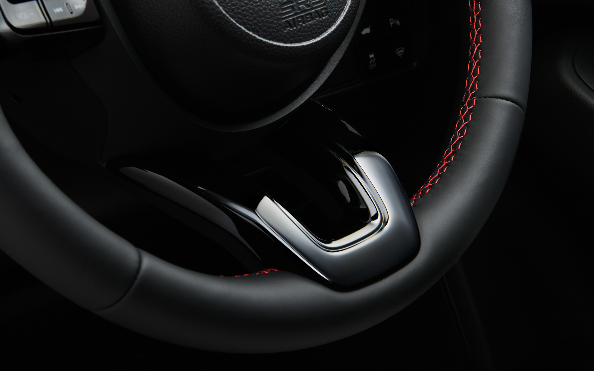 インテリアは黒を基調に、赤のアクセントを随所に配したほか、ラックス スェードを使用した専用のコンビシートを採用