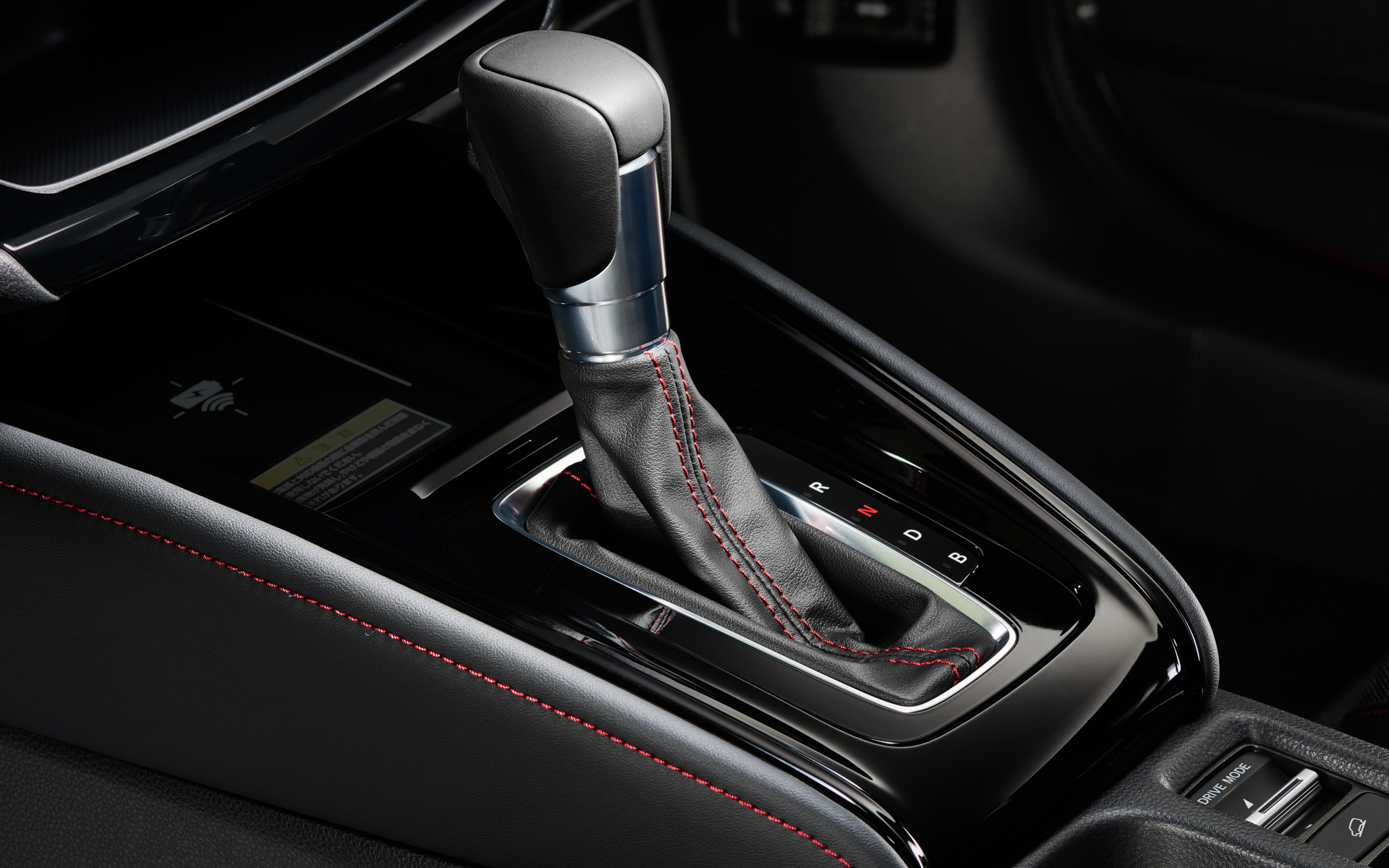 インテリアは黒を基調に、赤のアクセントを随所に配したほか、ラックス スェードを使用した専用のコンビシートを採用