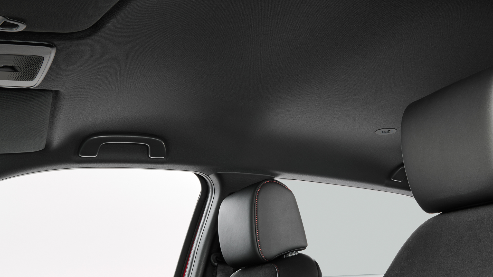 インテリアは黒を基調に、赤のアクセントを随所に配したほか、ラックス スェードを使用した専用のコンビシートを採用