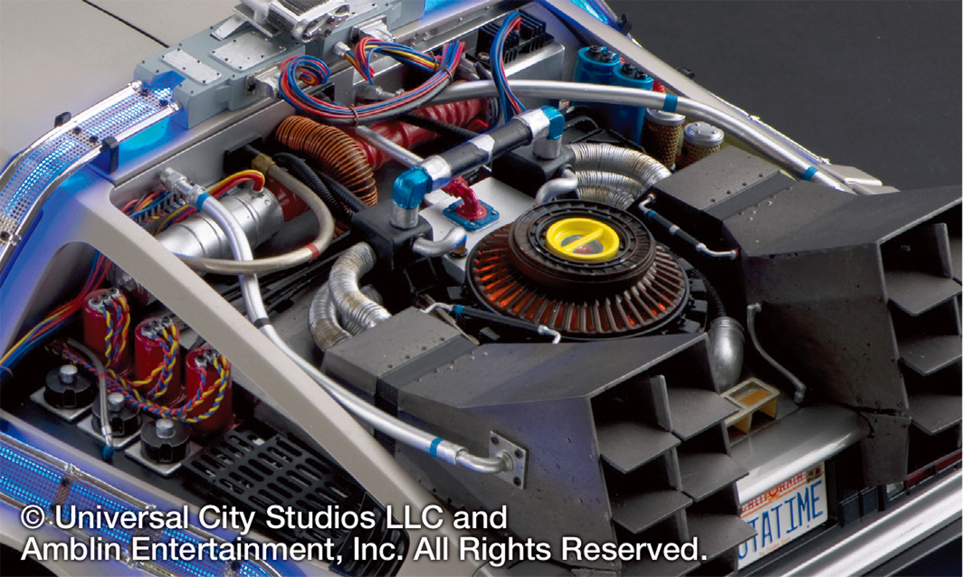 ホース類のテープに至るまで忠実に再現したタイムトラベル用の装置