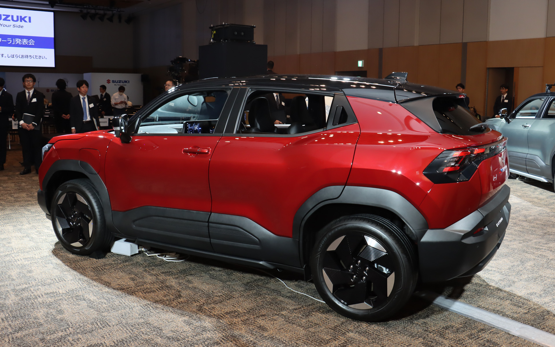 ボディサイズは4275×1800×1640mm（全長×全幅×全高）、ホイールベースは2700mm