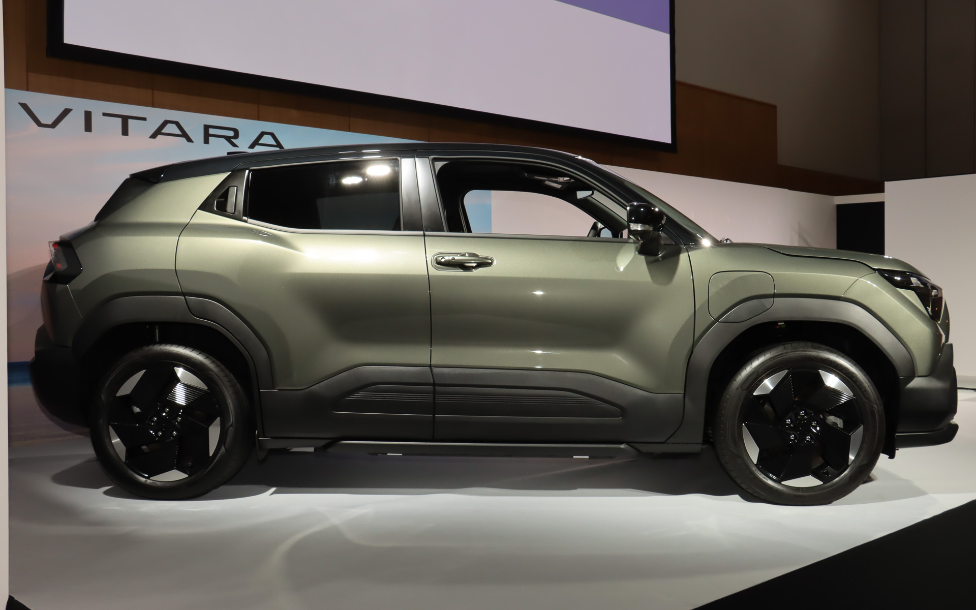 ボディサイズは4275×1800×1640mm（全長×全幅×全高）、ホイールベースは2700mm