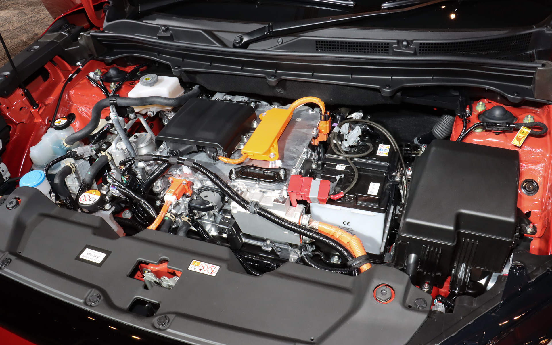 2WD車はフロントの「1CG型」モーターのみを搭載し、49kWhバッテリを採用する「X」では最高出力106kW、最大トルク193Nm、61kWhバッテリを採用する「Z 2WD」では最高出力128kW、最大トルク193Nmを発生。「Z 4WD」ではフロントに1CG型モーター、リア「2CG型」モーターを搭載して61kWhバッテリを組み合わせ、システム合計で最高出力135kW、最大トルク307Nmを発生する