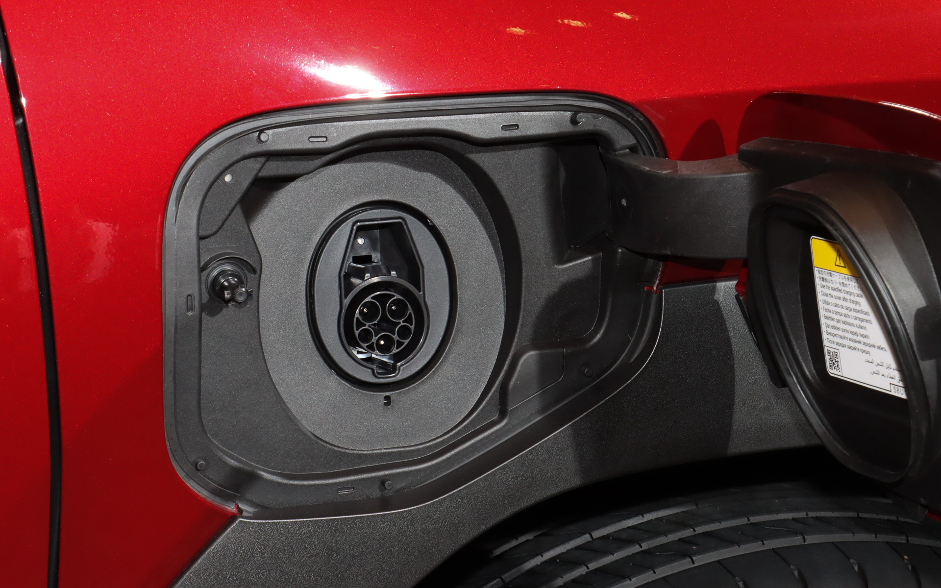 左フロントフェンダーにCHAdeMO規格に対応する急速充電ポート、右フロントフェンダーに車両付属の充電ケーブルに対応する普通充電ポートを配置する