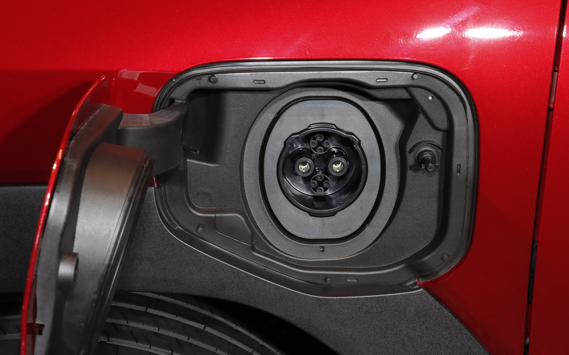 左フロントフェンダーにCHAdeMO規格に対応する急速充電ポート、右フロントフェンダーに車両付属の充電ケーブルに対応する普通充電ポートを配置する