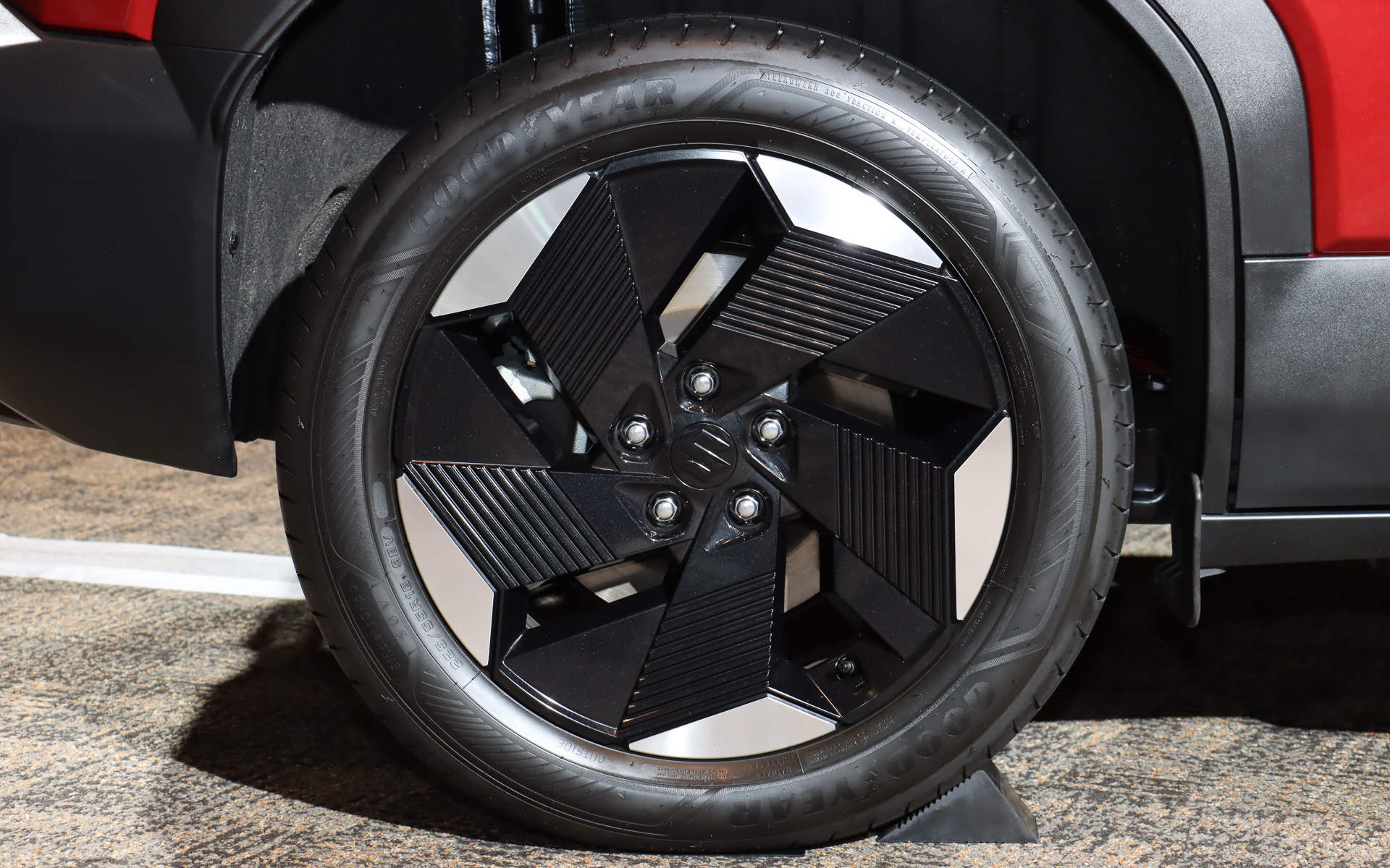 タイヤサイズは全車225/55R18 98V。展示車両はグッドイヤー「EfficientGrip 2 SUV」を装着していた