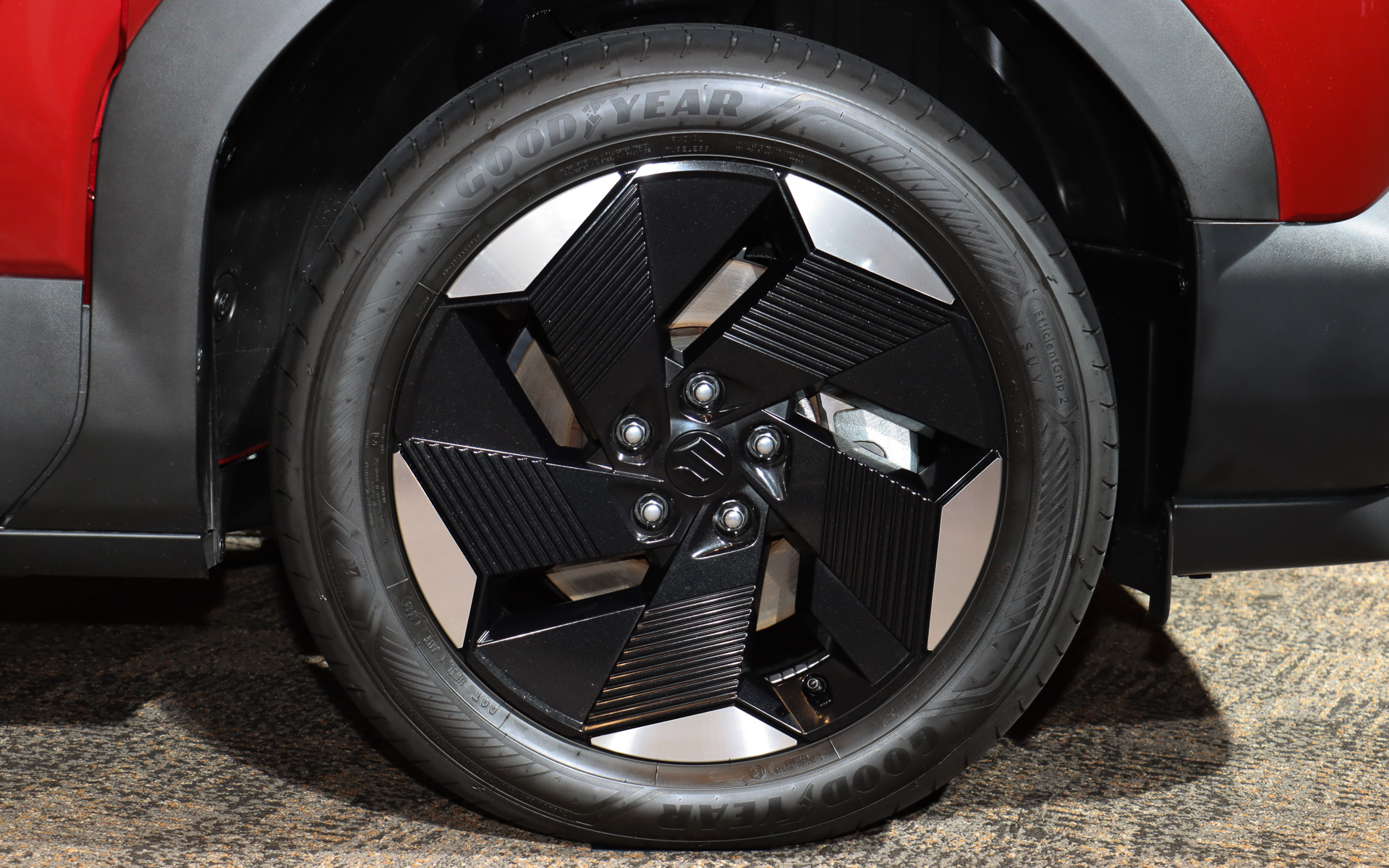 タイヤサイズは全車225/55R18 98V。展示車両はグッドイヤー「EfficientGrip 2 SUV」を装着していた