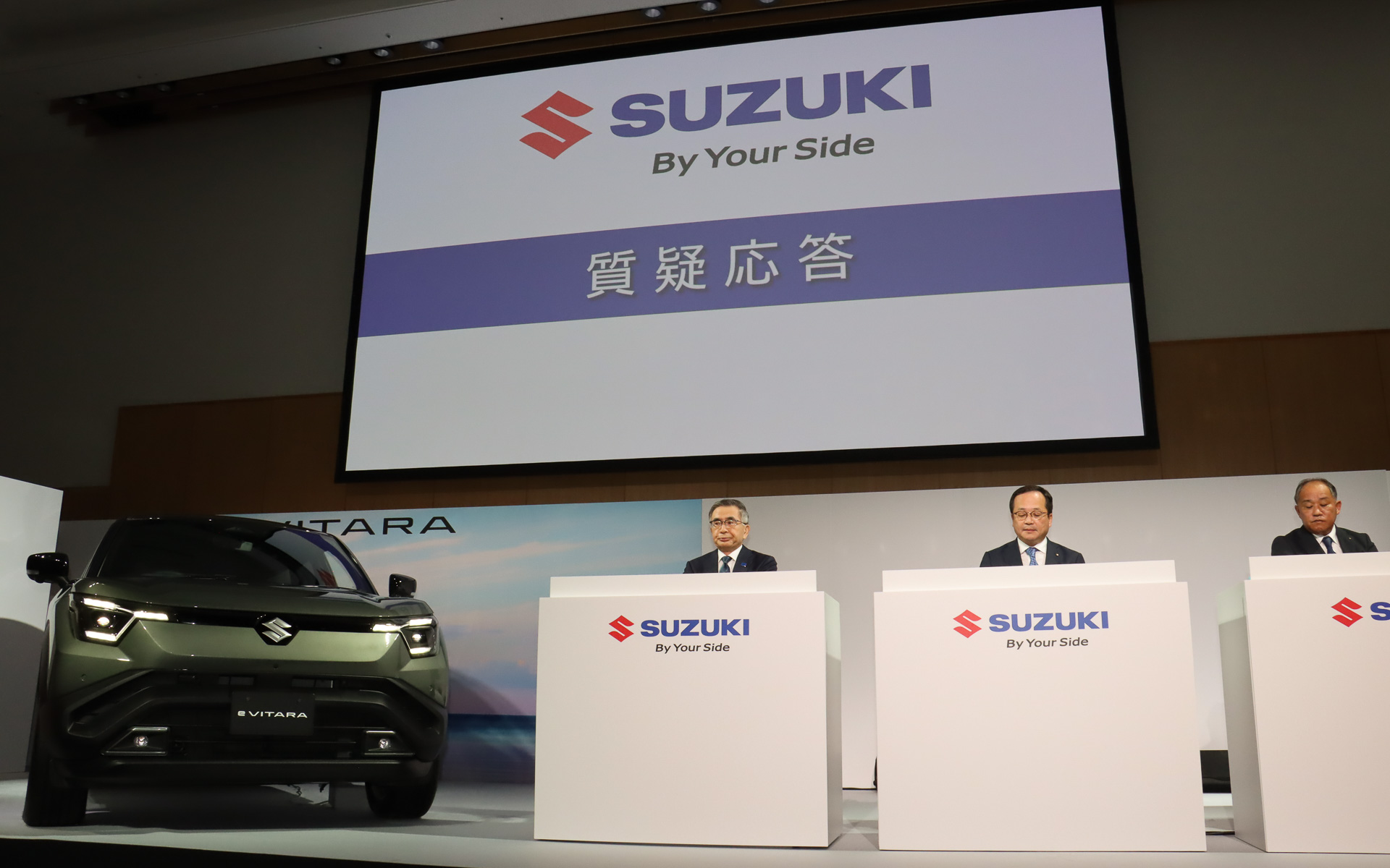 発表会で登壇した鈴木社長、玉越氏、小野氏の3人が質疑応答に対応した