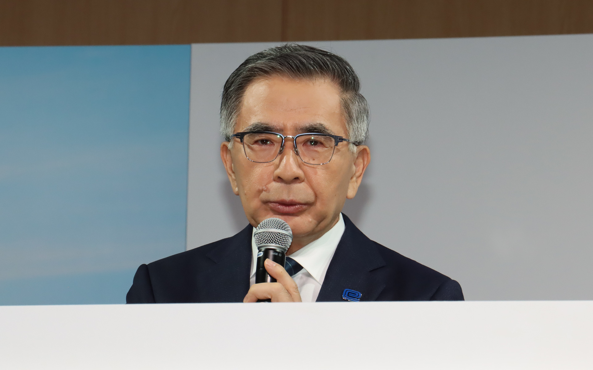 eビターラの価格設定について説明する鈴木社長