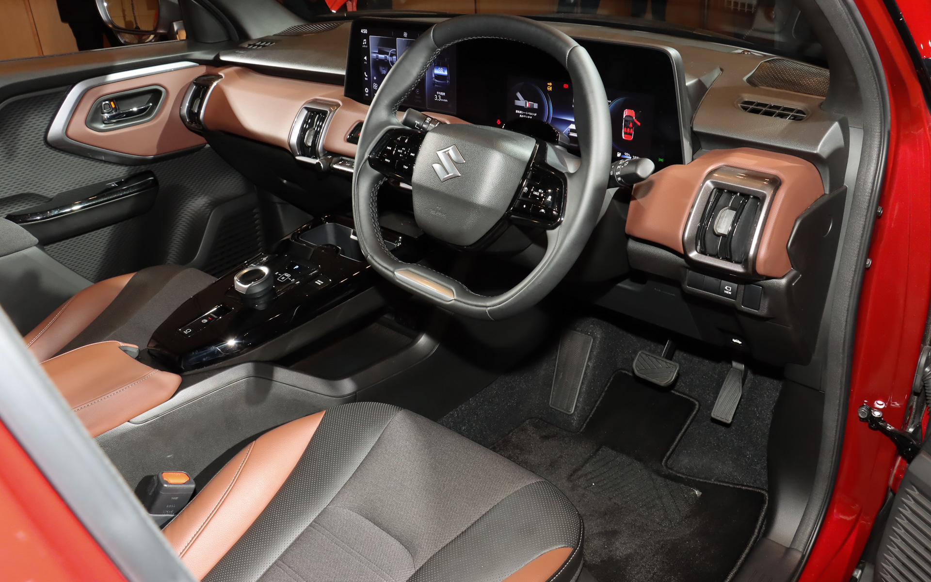 インパネの中央から運転席前方まで一体化した「インテグレーテッドディスプレイ」は、チーフエンジニアの小野氏もライバル車との差別化ポイントとして挙げた注目装備